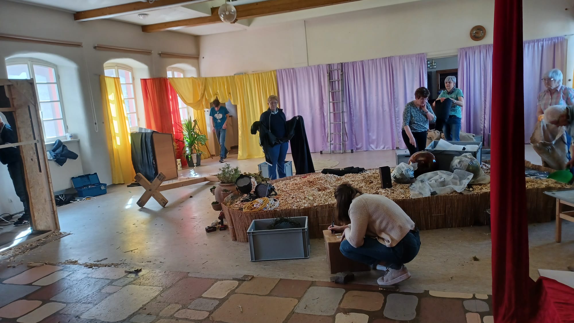 Ehrenamtliche verwandeln das Pfarrheim in den Ostergarten