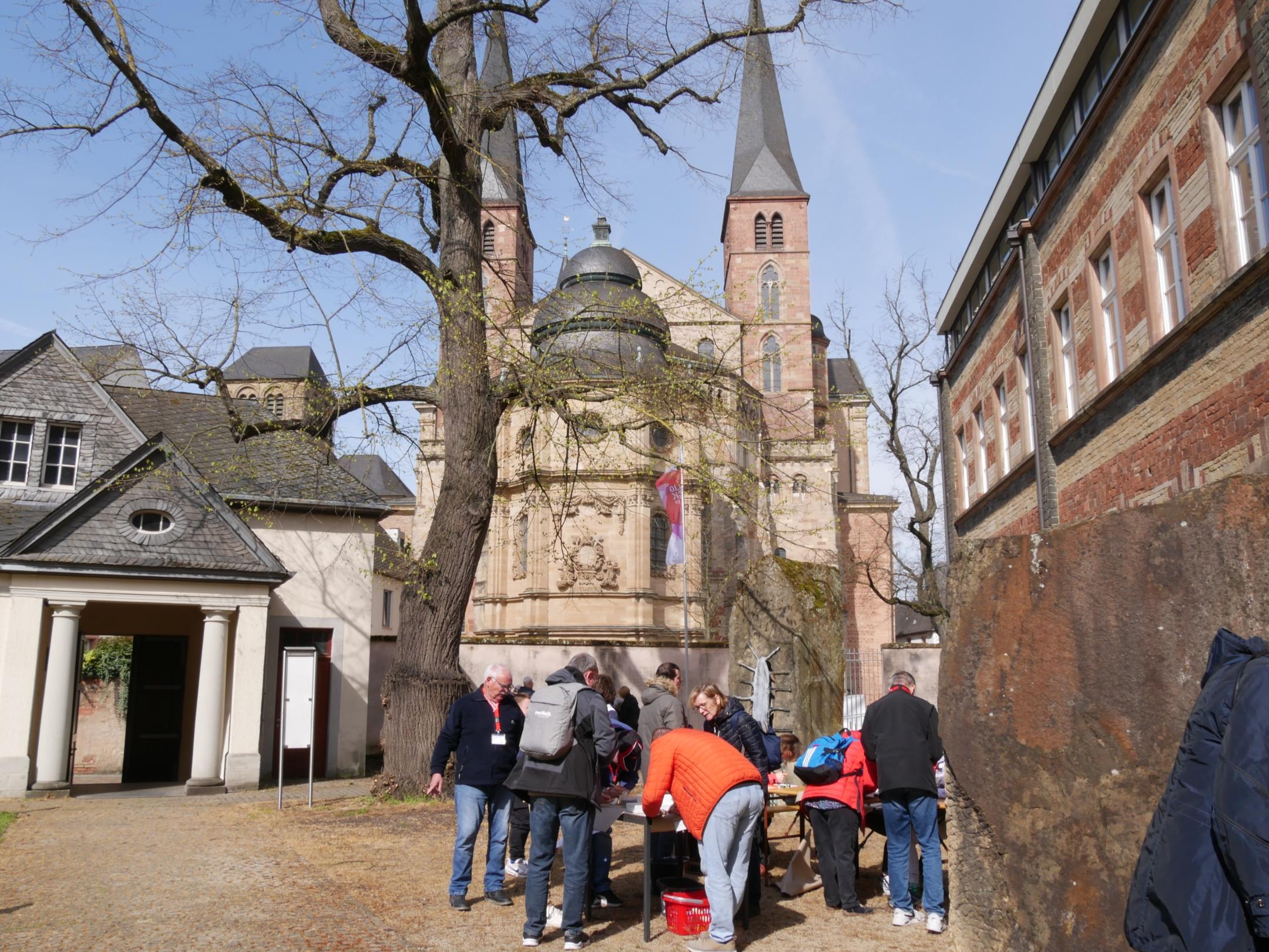 Begegnung rund um den Dom