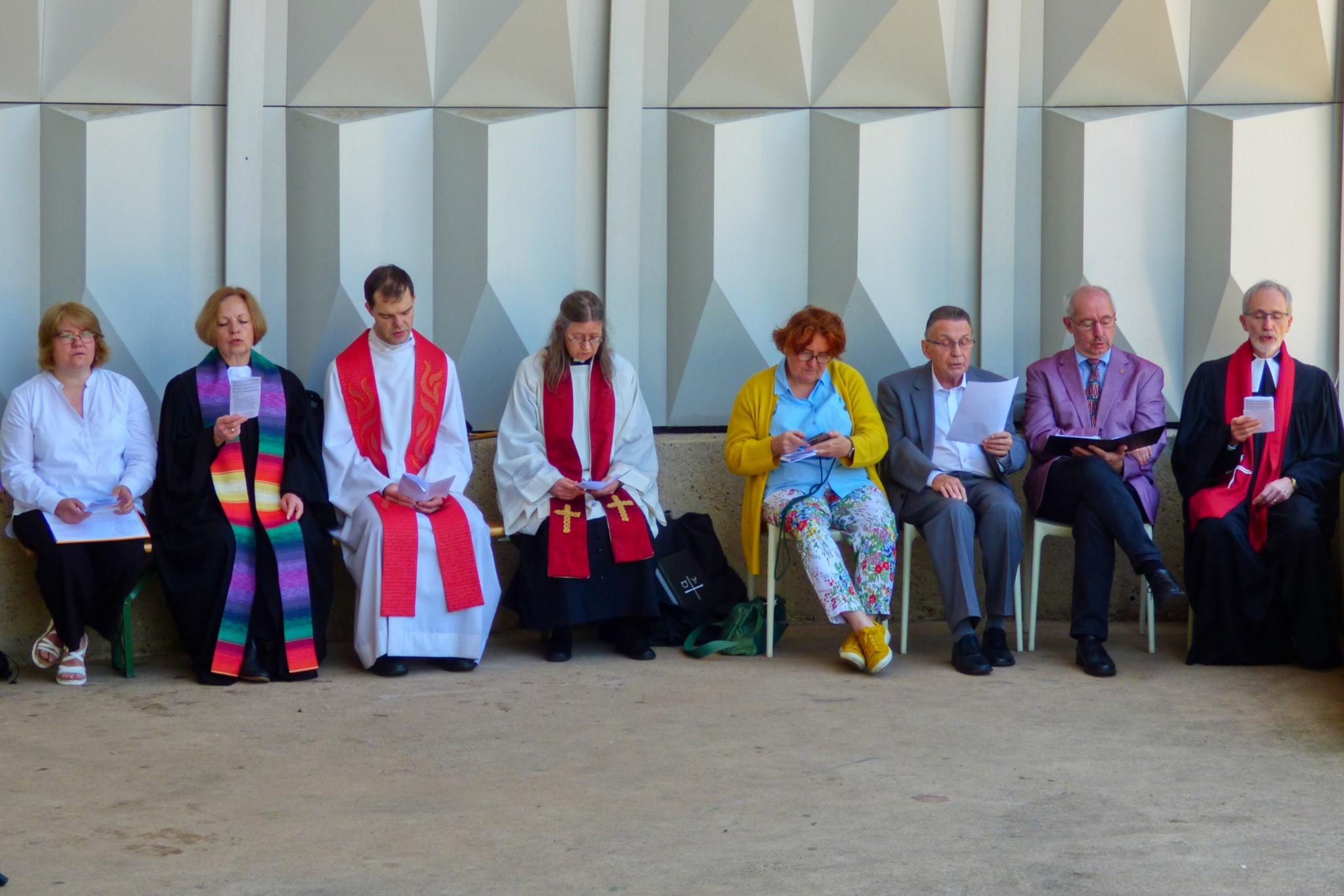 Die Liturgen und Liturginnen des ACK-Gottesdienstes: Cristina Patrasc, Christine Unrath, Johannes Achenbac, Ruth Tuschling, Pascale Jung, Achim Eisel, Joachim Hipfel und Thomas Bergholz.