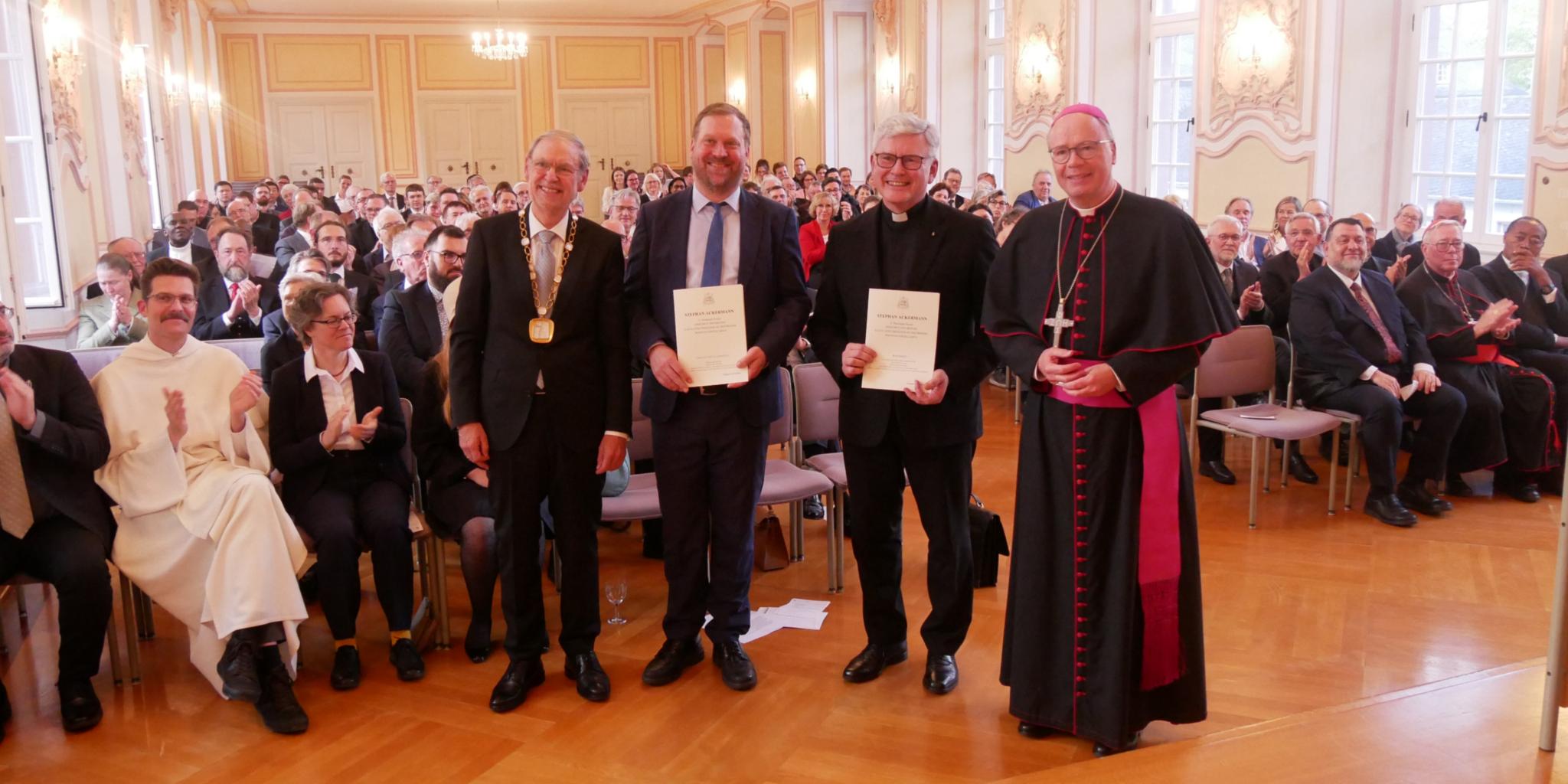 Die beiden Professoren zusammen mit Bischof Ackermann
