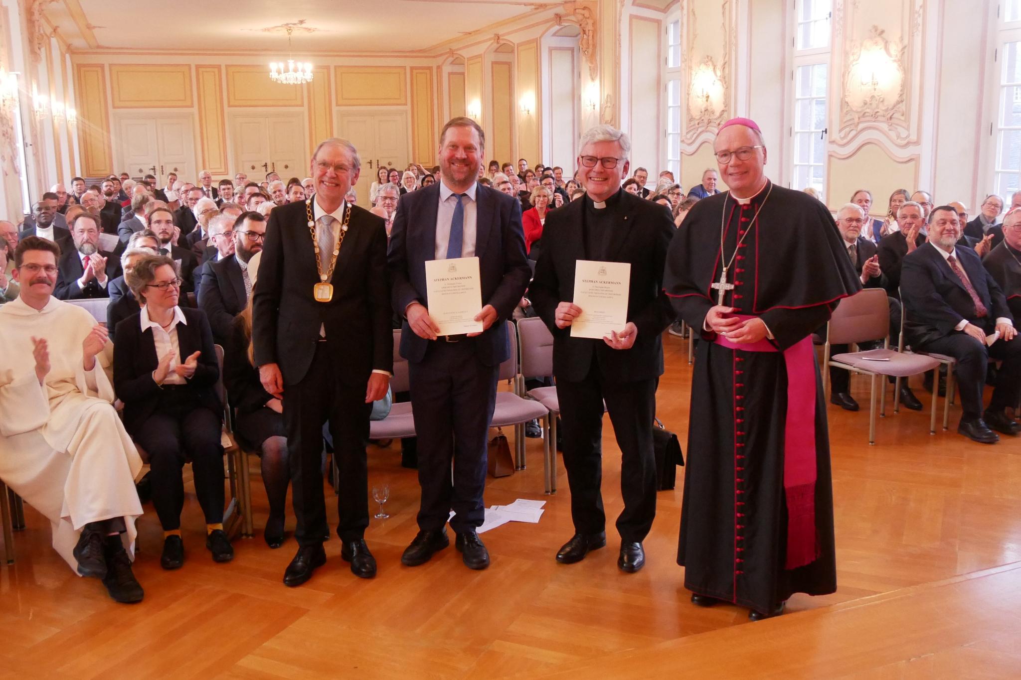 Die beiden Professoren zusammen mit Bischof Ackermann