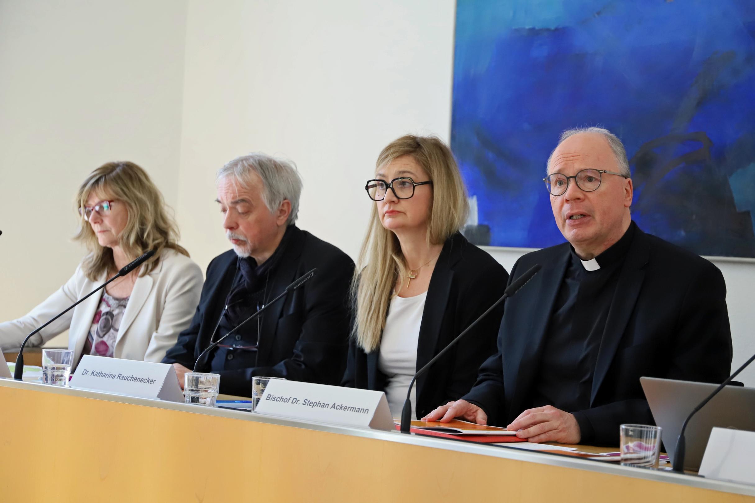 (vlnr.) Angela Dieterich, Dr. Andreas Zimmer, Dr. Katharina Rauchenecker und Bischof Stephan Ackermann