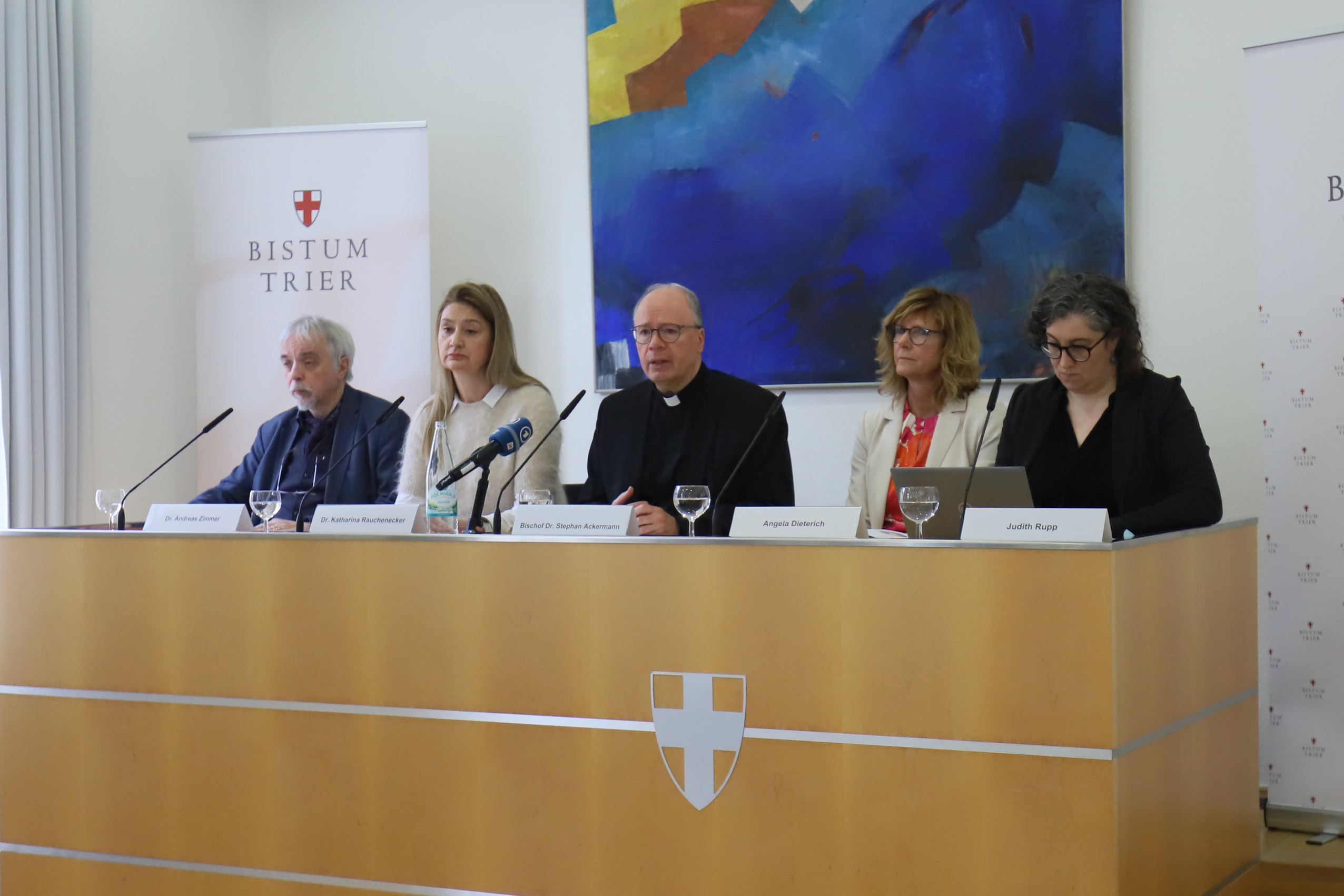 Dr. Andreas Zimmer, Dr. Katharina Rauchenecker, Bischof Dr. Stephan Ackermann, Angela Dieterich und Judith Rupp (vlnr.) bei der Vorstellung des P.I.A-Jahresberichts.