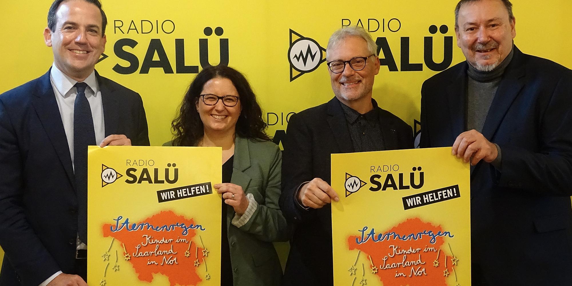 David Lindemann (Chef der Staatskanzlei), Tanja Klaus (Sozialarbeiterin im Haus der Diakonie), Wolfgang Glitt (Vorsitzender des Vereins RADIO SALÜ Wir helfen e.V.) und Axel Musolff (Geschäftsführer und Programmdirektor RADIO SALÜ)