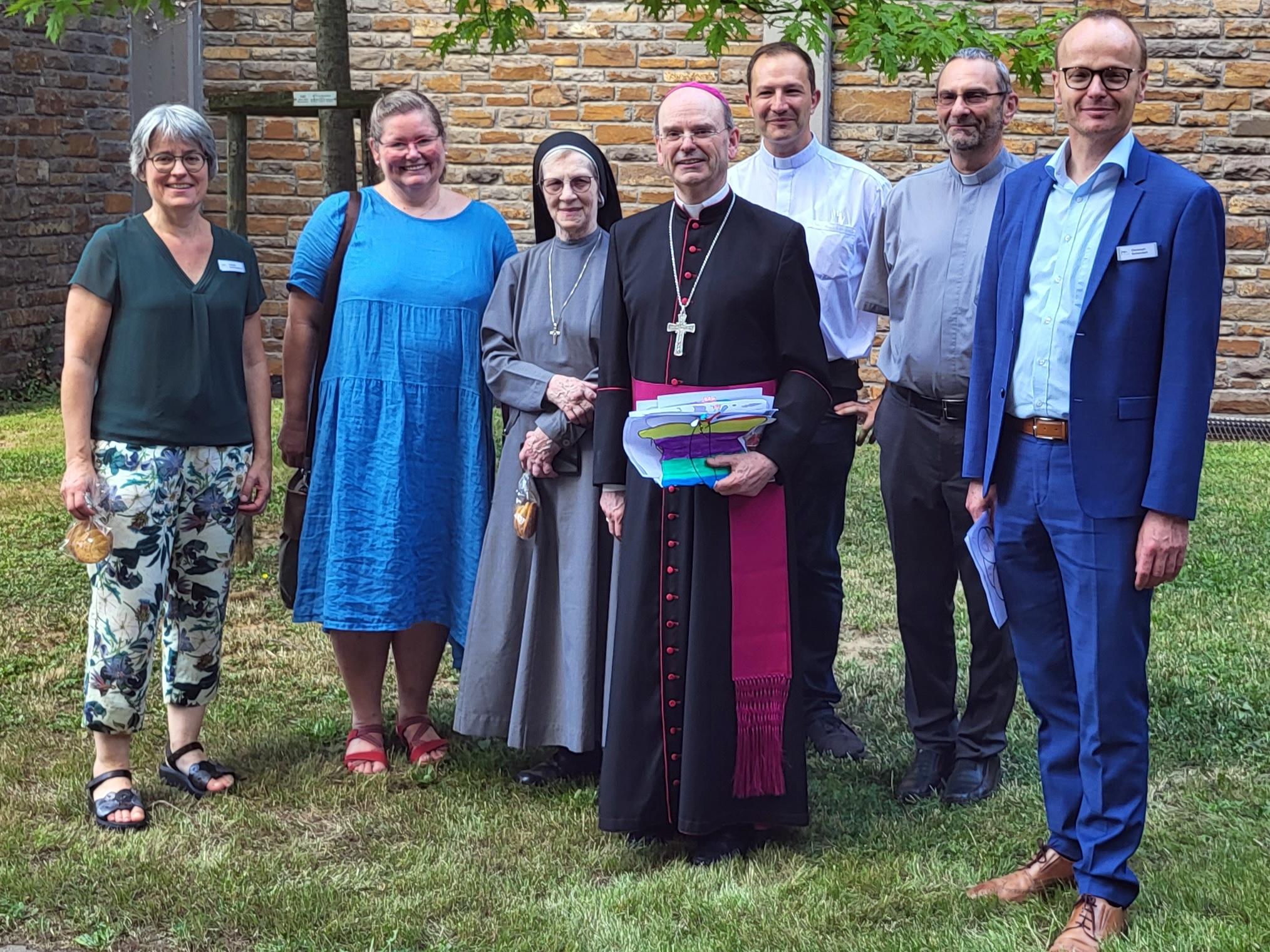 Weihbischof Robert Brahm (Mitte) besuchte bei seiner Visitation durch den Pastoralen Raum Maifeld-Untermosel unter anderem das Herz-Jesu-Haus Kühr. In Niederfell traf er sich mit der pädagogischen Leiterin Claudia Schönershoven, Angela Hübner vom Leitungsteam Pastoraler Raum, Schwester Ludowika, Dekan des Pastoralen Raums Carsten Scher, Pfarrer Peter Adamski und dem kaufmännischen Geschäftsführer Christoph Schwickart (v. links).
