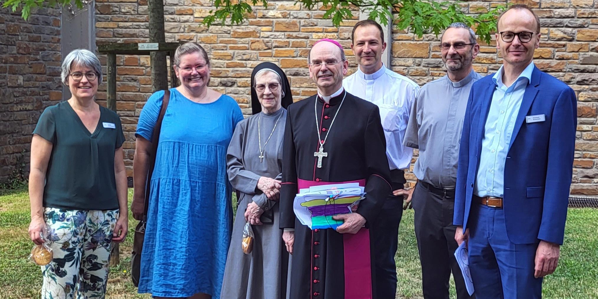 Weihbischof Robert Brahm (Mitte) besuchte bei seiner Visitation durch den Pastoralen Raum Maifeld-Untermosel unter anderem das Herz-Jesu-Haus Kühr. In Niederfell traf er sich mit der pädagogischen Leiterin Claudia Schönershoven, Angela Hübner vom Leitungsteam Pastoraler Raum, Schwester Ludowika, Dekan des Pastoralen Raums Carsten Scher, Pfarrer Peter Adamski und dem kaufmännischen Geschäftsführer Christoph Schwickart (v. links).