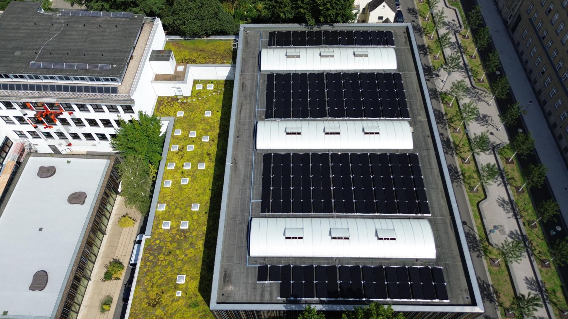 Die PV-Anlage auf dem Turnhallendach