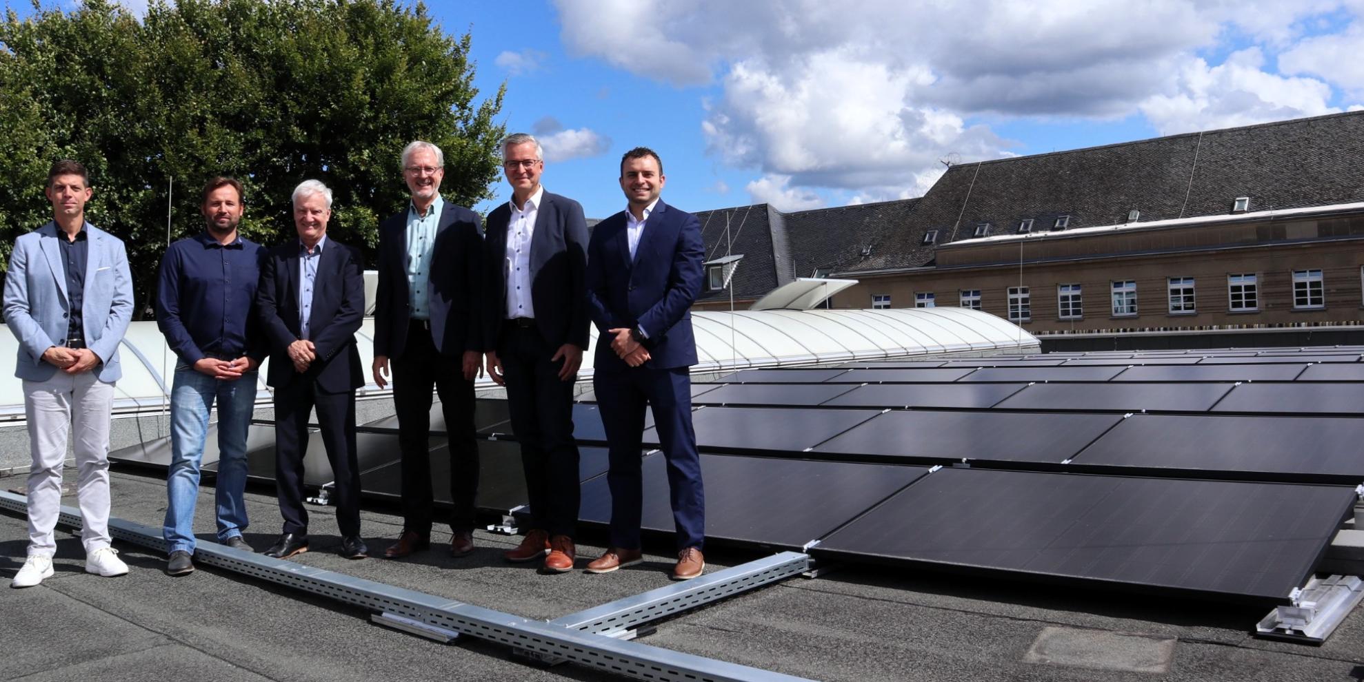 Schauen sich die neue PV-Anlage auf dem Dach der Sporthalle des Bischöflichen Cusanus-Gymnasiums genau an (v. links): Sven Schneider und Dieter Moor beide von Viva Solar, Andreas Trogsch, Leitender Direktor im Bischöflichen Generalvikariat, Schulleiter Carl Josef Reitz, Geschäftsführer der Diözese Trier Energie GmbH Markus Schlich und André Themoteo, Referent im Referat Klimaschutz im Bischöflichen Generalvikariat Trier.