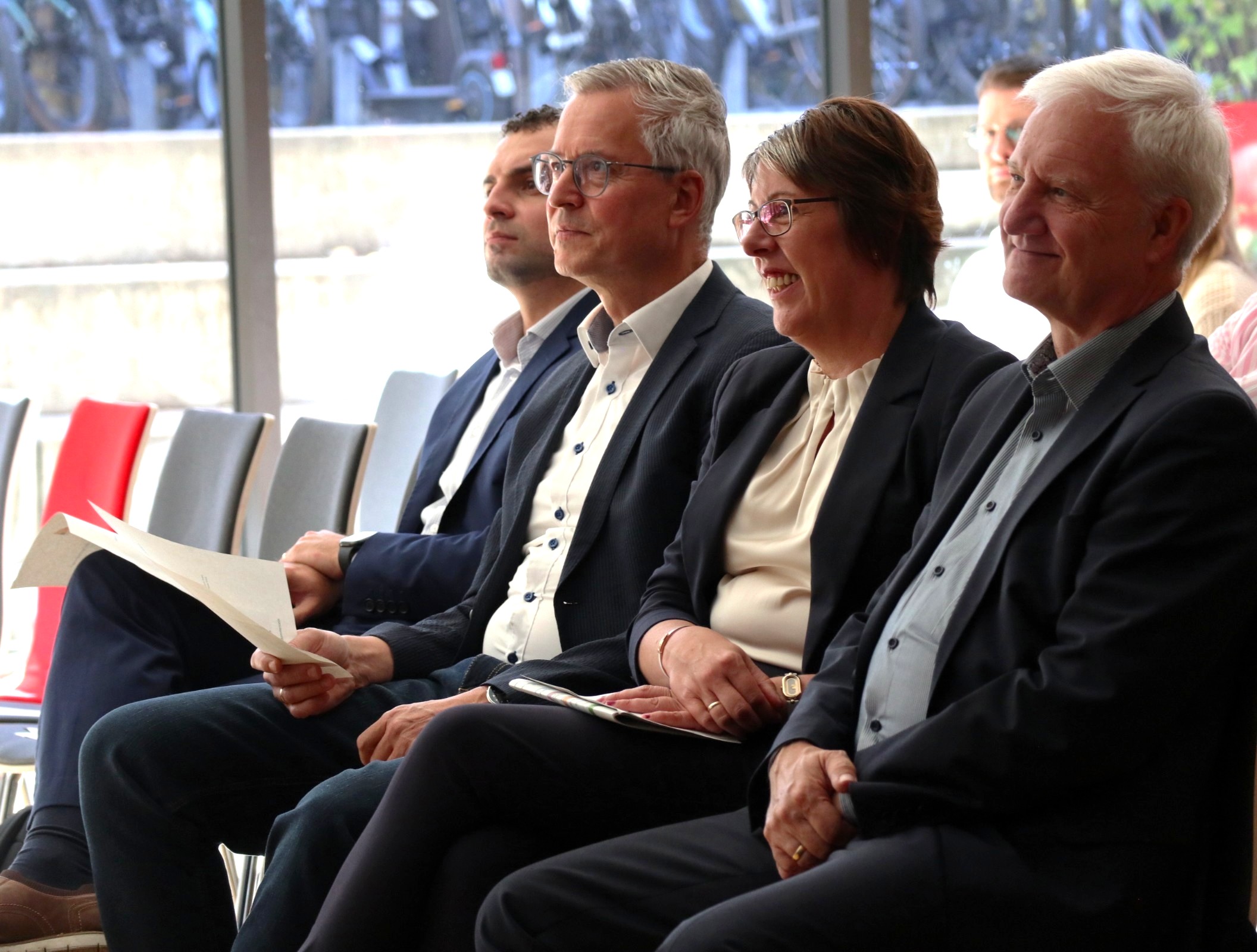 Zur großen Einweihung der PV-Anlage kamen (v. links) André Themoteo, Referent im Referat Klimaschutz im Bischöflichen Generalvikariat (BGV) Trier, Geschäftsführer der Diözese Trier Energie GmbH Markus Schlich, die Leiterin der Abteilung „Schule und Religionsunterricht“ im BGV Kerstin Schmitz-Stuhlträger und Andreas Trogsch als Leitender Direktor des BGV.