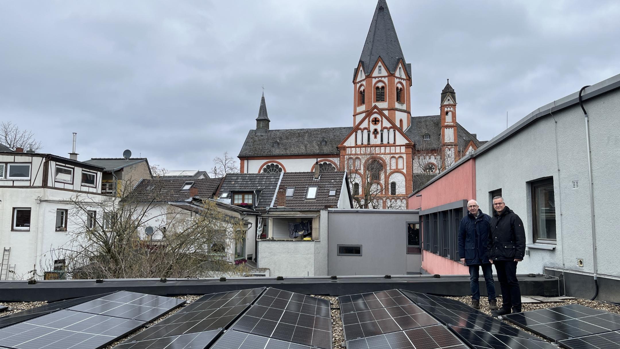 Kurt Heuser und Markus Schlich auf dem Dach des Gebäudekomplexes