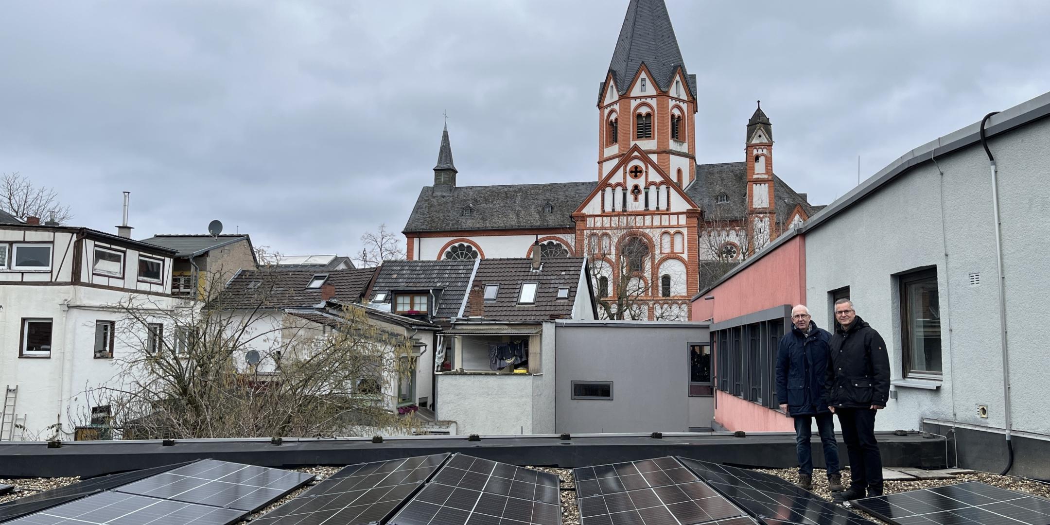 Kurt Heuser und Markus Schlich auf dem Dach des Gebäudekomplexes