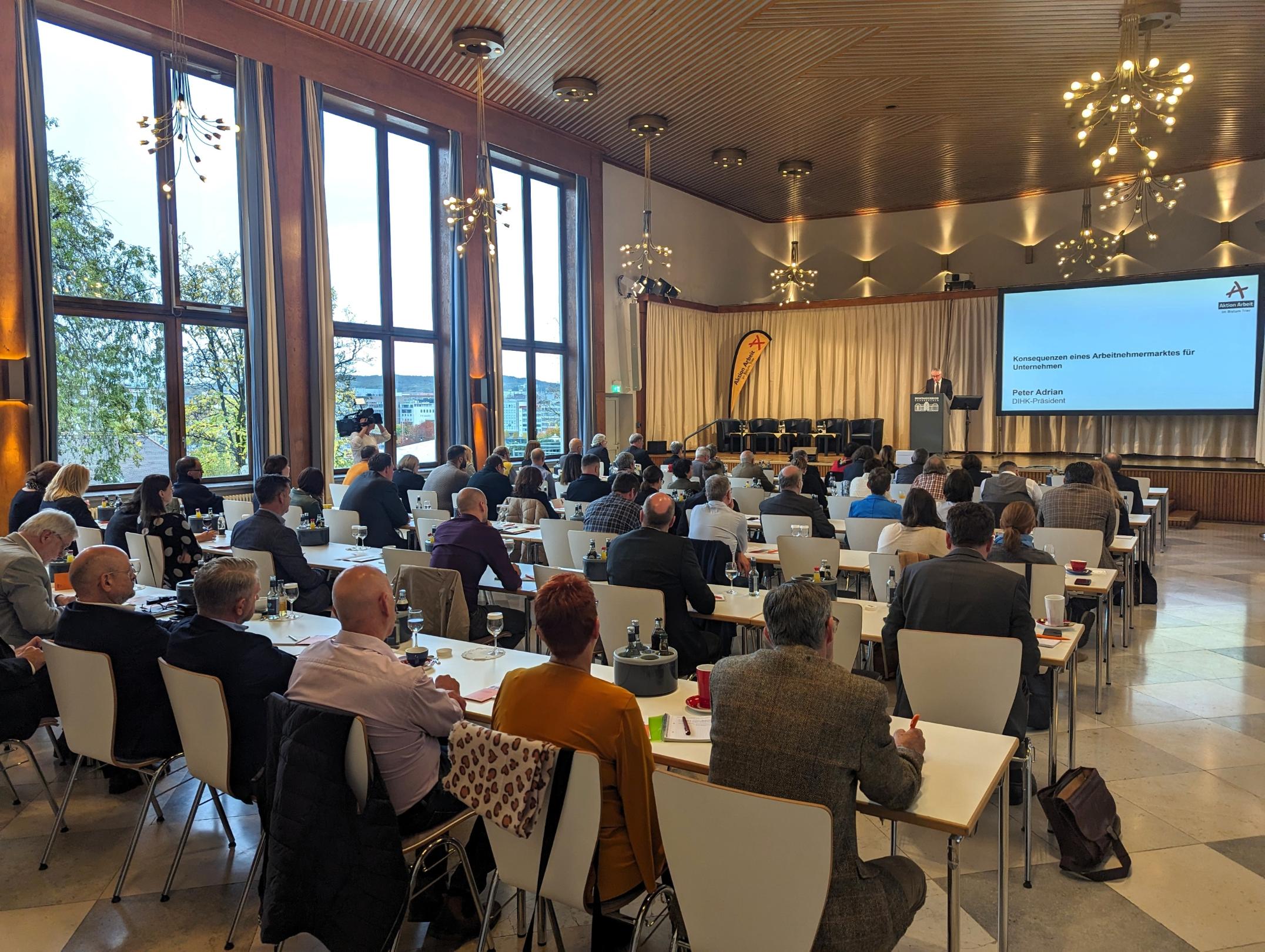 DIHK-Präsident Peter Adrian spricht bei der Fachtagung der Aktion Arbeit in Saarbrücken.