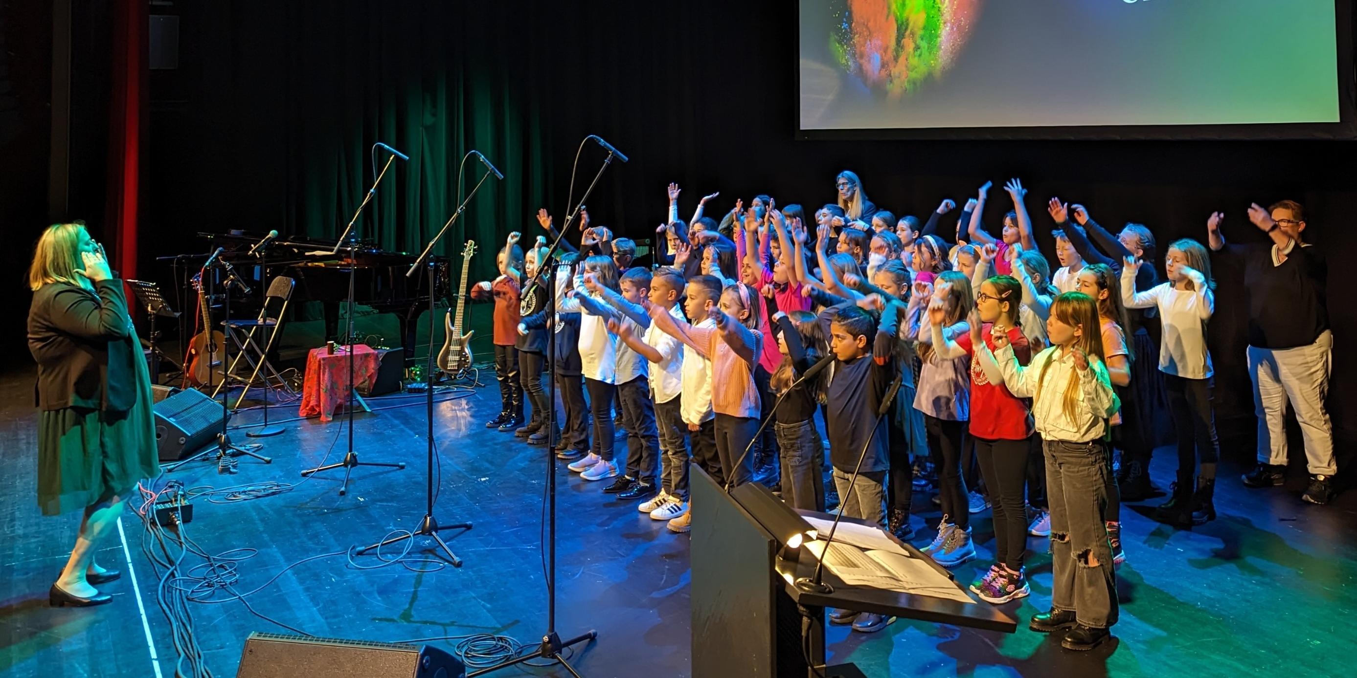 Das kulturelle Programm eröffnete der Grundschulchor mit „What the world needs now“, begleitet von Schulleiter Patric Busch am Klavier.