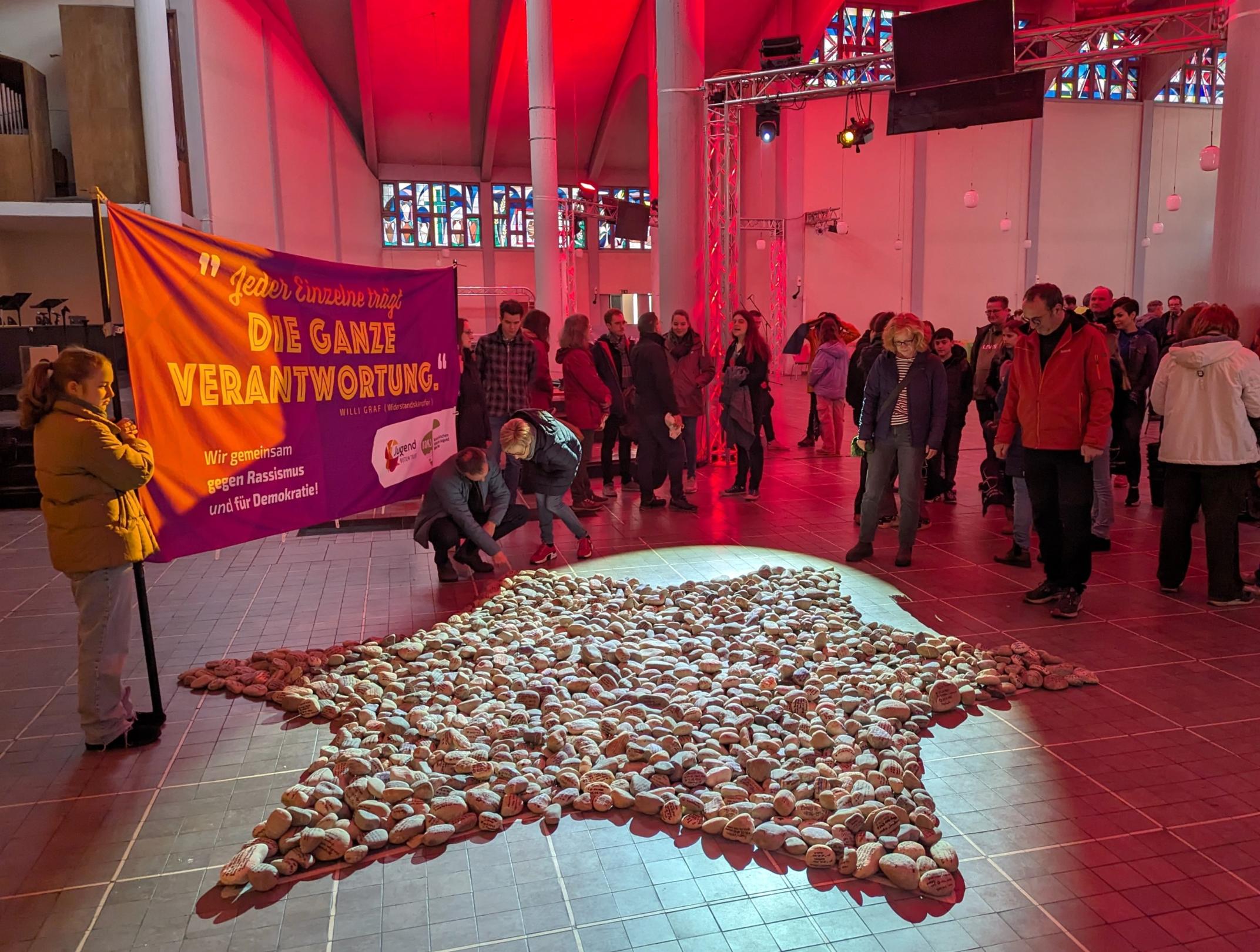 Seit dem 27. Januar lagen die beschrifteten Steine in der Jugendkirche.