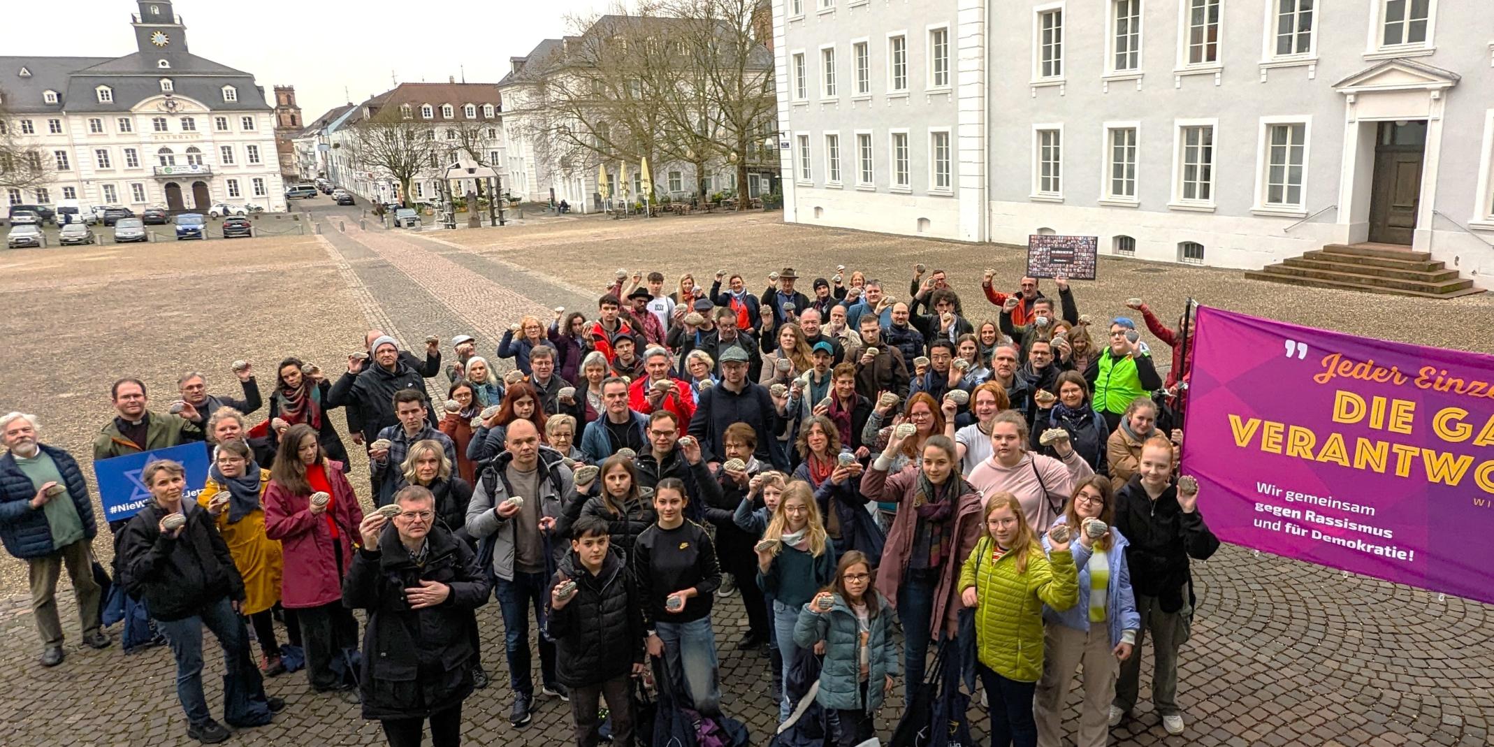 Rund 80 Menschen trugen die Steine mit den Namen der Opfer von der Jugendkirche zum Schloss.