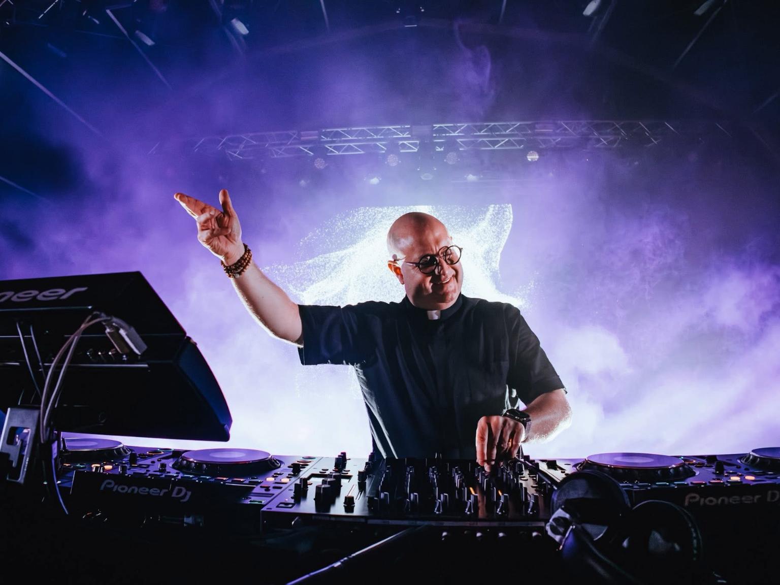 Padre Guilherme legte schon vor Papst Leo XIV. als DJ auf.