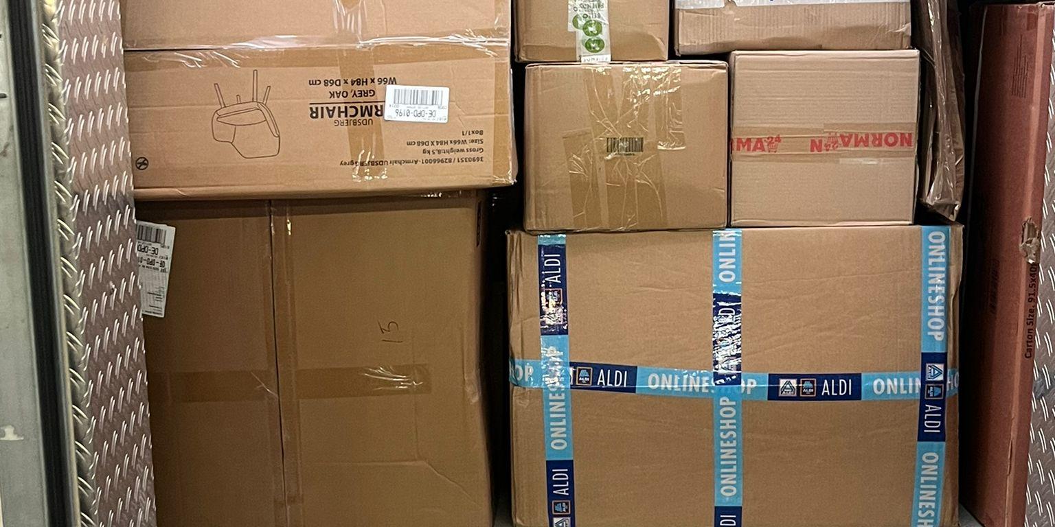 Das Foto zeigt einen Blick in den vollgepackten Laderaum eines Paketlieferfahrzeugs.