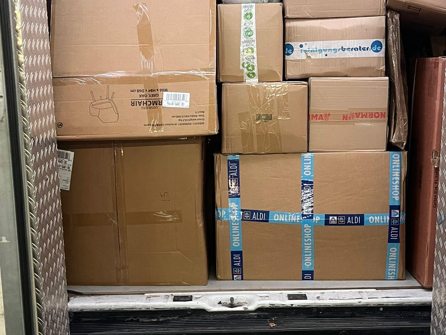 Das Foto zeigt einen Blick in den vollgepackten Laderaum eines Paketlieferfahrzeugs.