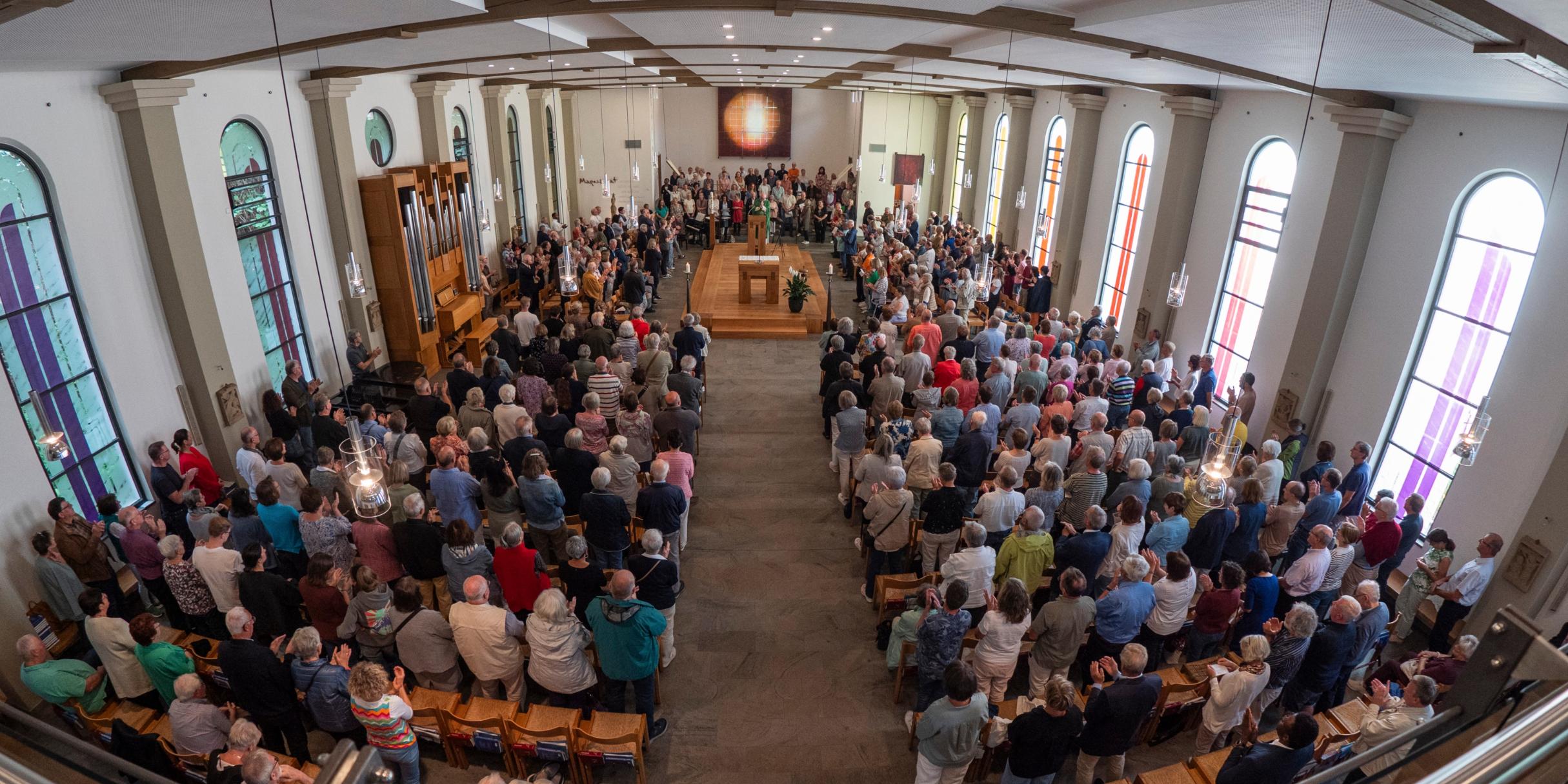 Blick von der Empore in die gut gefüllte Pallottikirche.