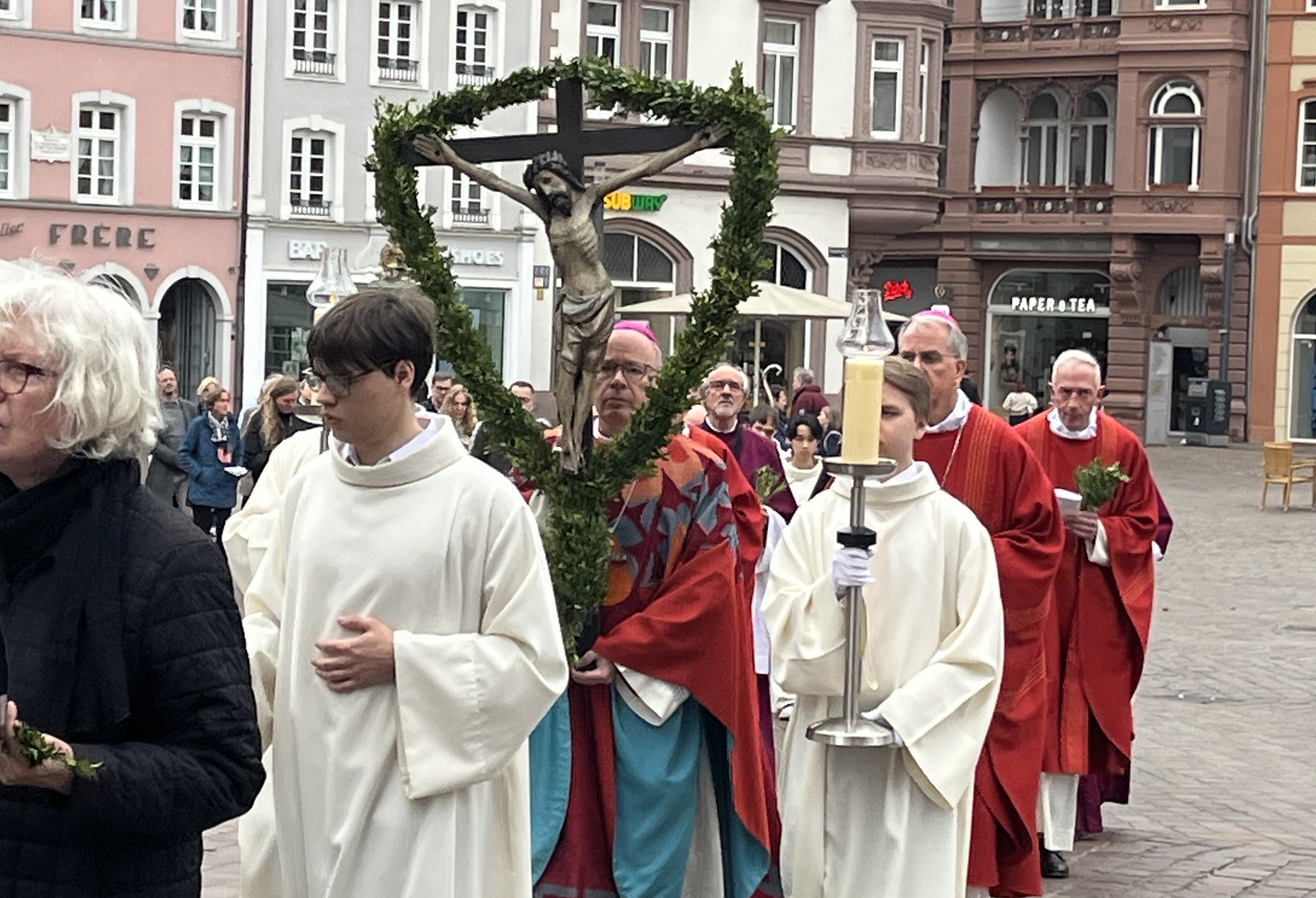 Bischof Ackermann trägt das geschmückte Kreuz von St. Gangolf in den Dom.
