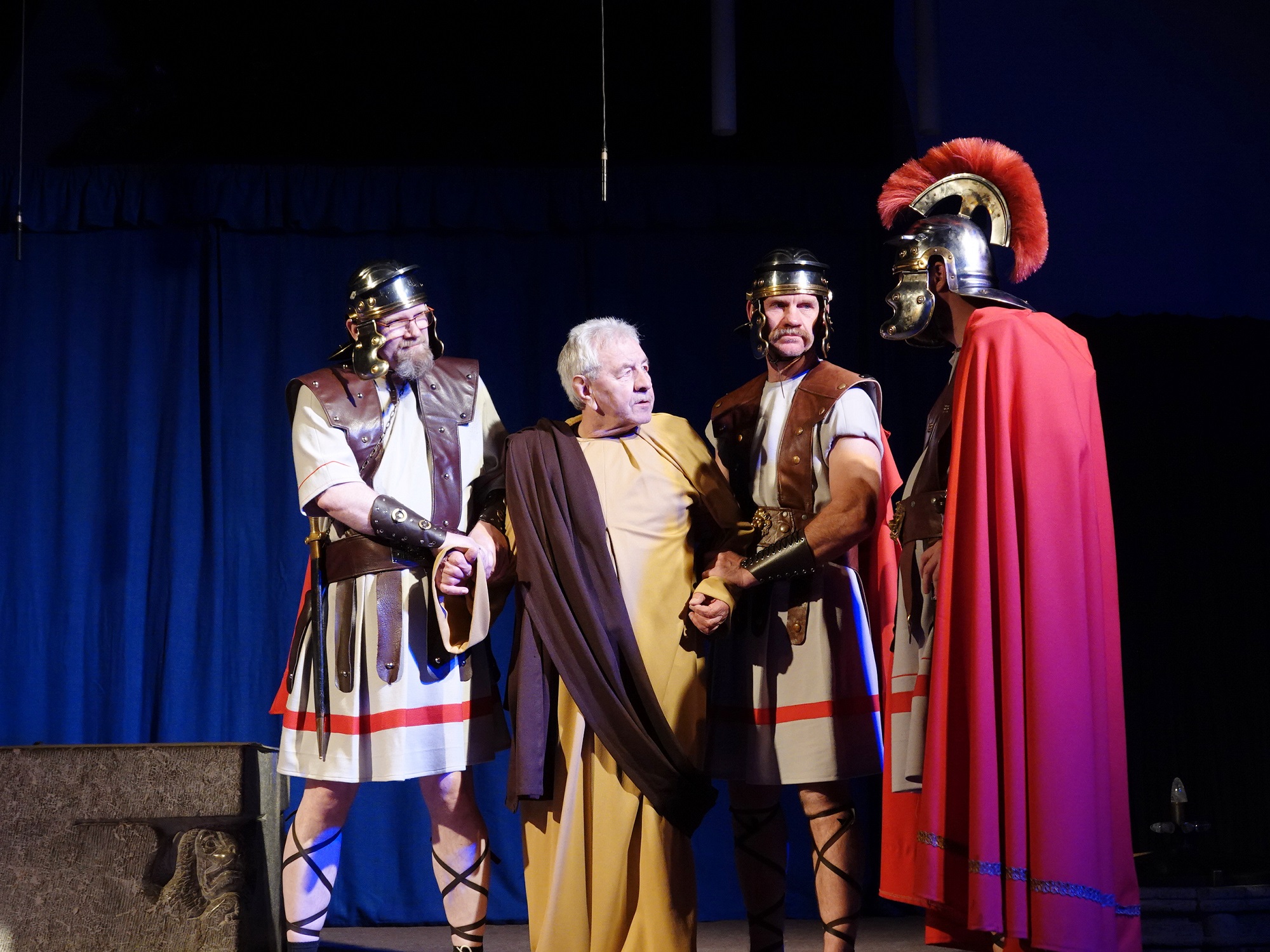 Szene aus dem Passionsspiel in Schuld: Nur knapp entgeht Petrus seiner Verhaftung.