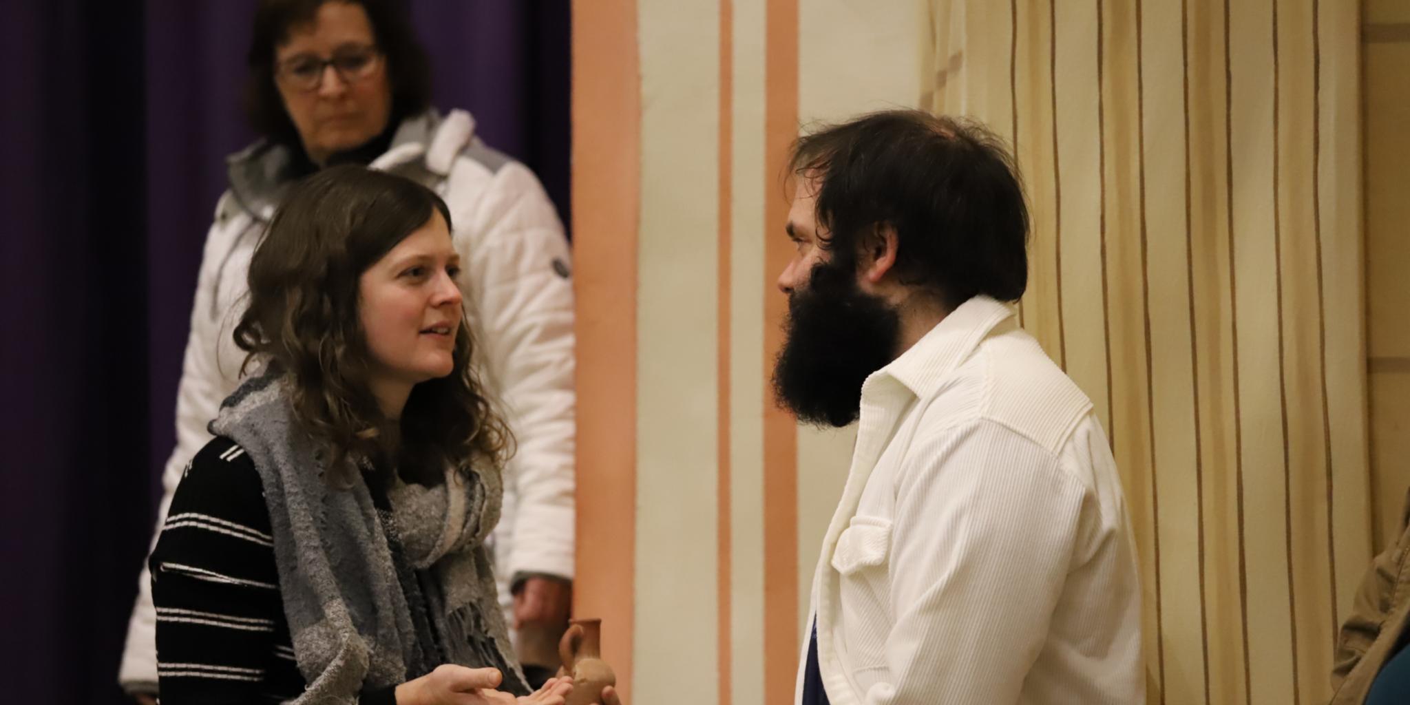 Eva-Maria Pitsch (Maria Magdalena) und Robin Lorenz (Jesus) tauchen während der Probe in ihre Rollen ein.