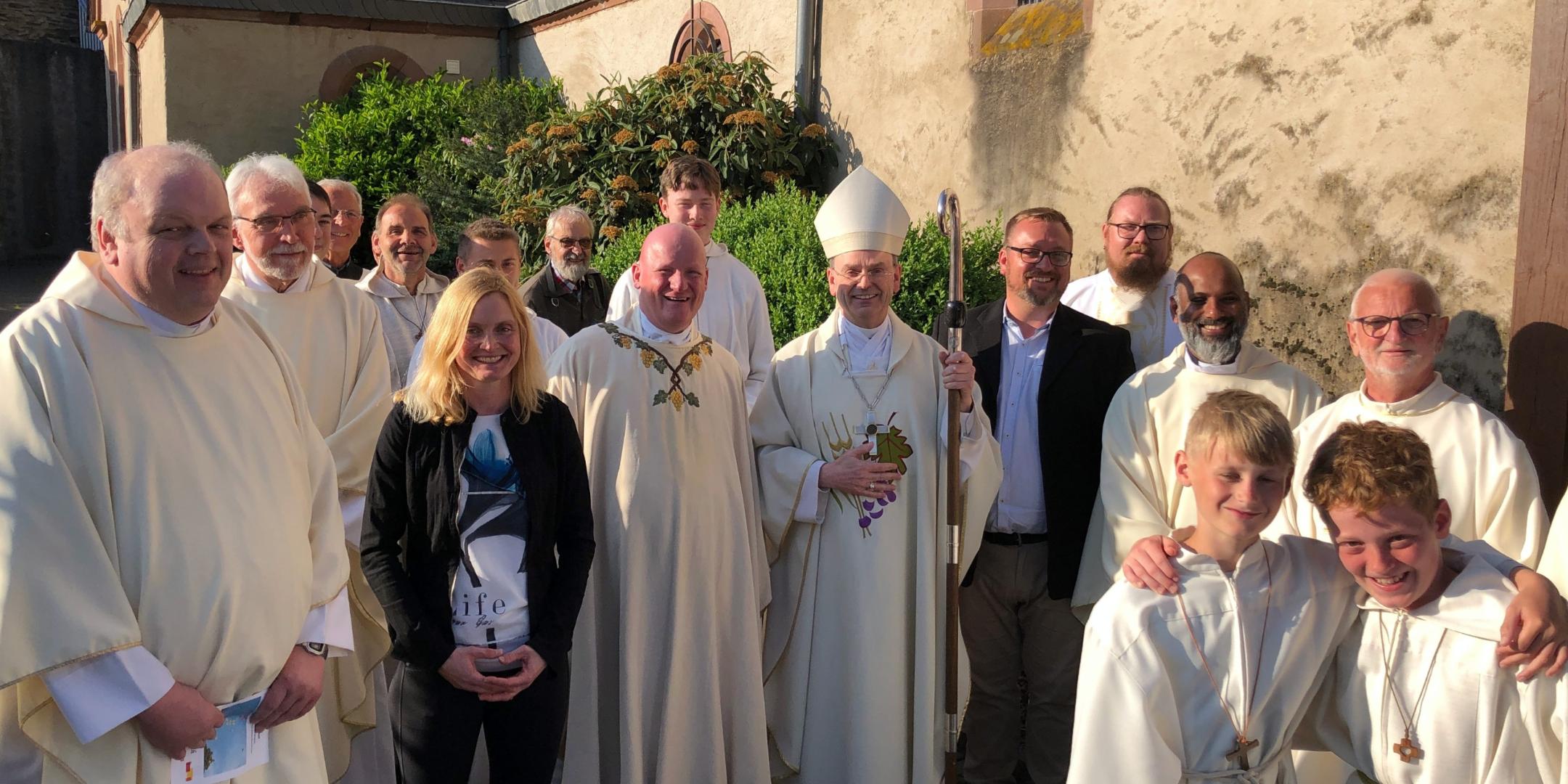 Viele fröhliche Gesichter bei der feierlichen Eröffnung des Pastoralen Raums Kaisersesch.