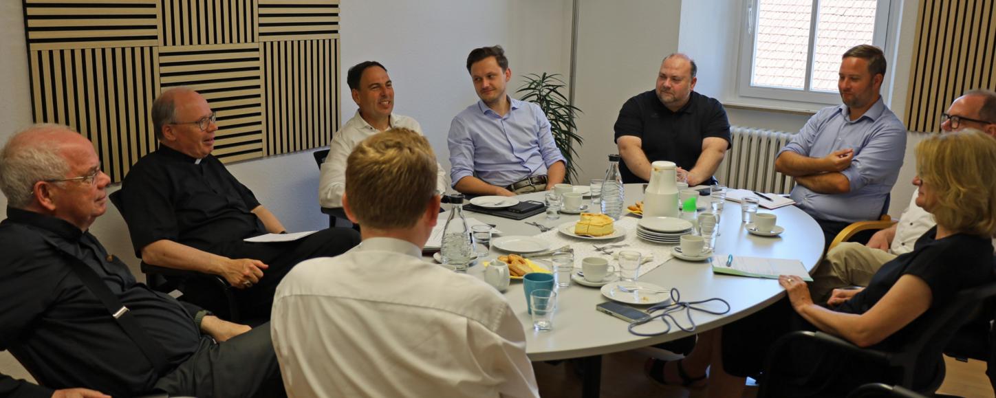 Bischof besucht Konzer Tafel und trifft Kommunalpolitiker