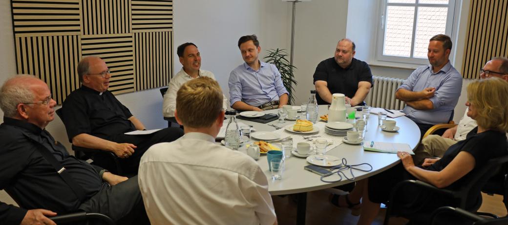 Bischof besucht Konzer Tafel und trifft Kommunalpolitiker