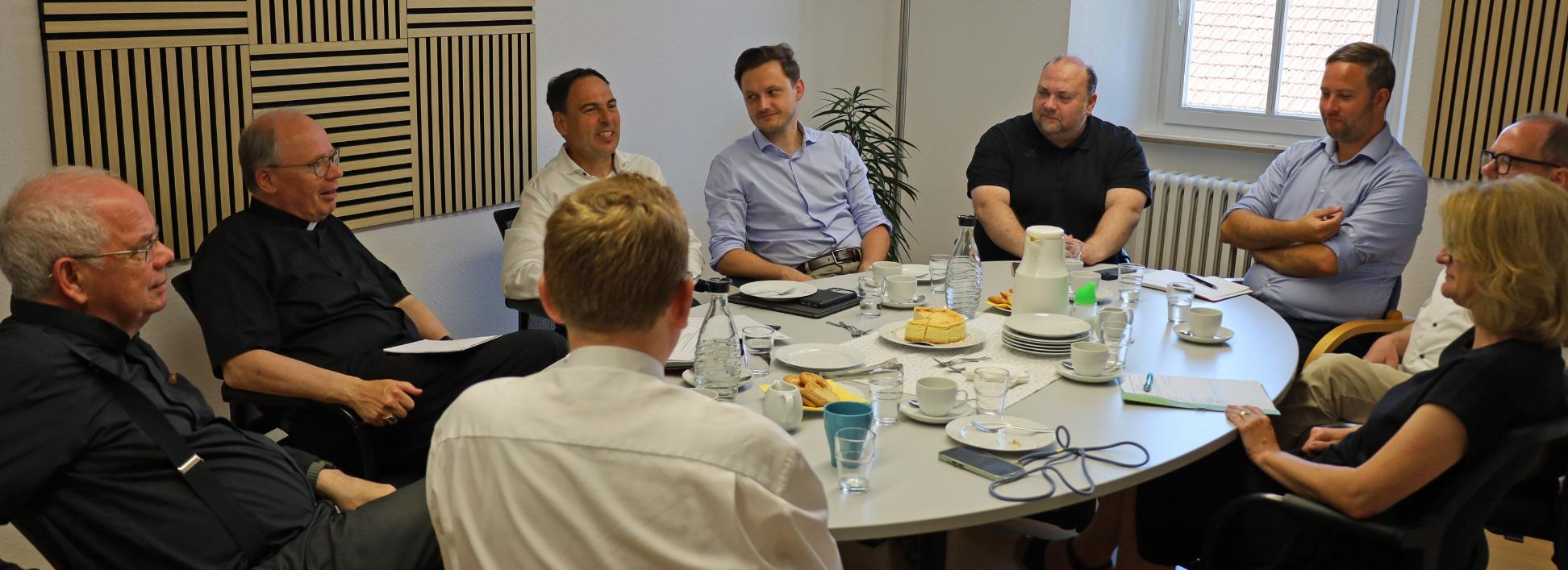 Bischof besucht Konzer Tafel und trifft Kommunalpolitiker