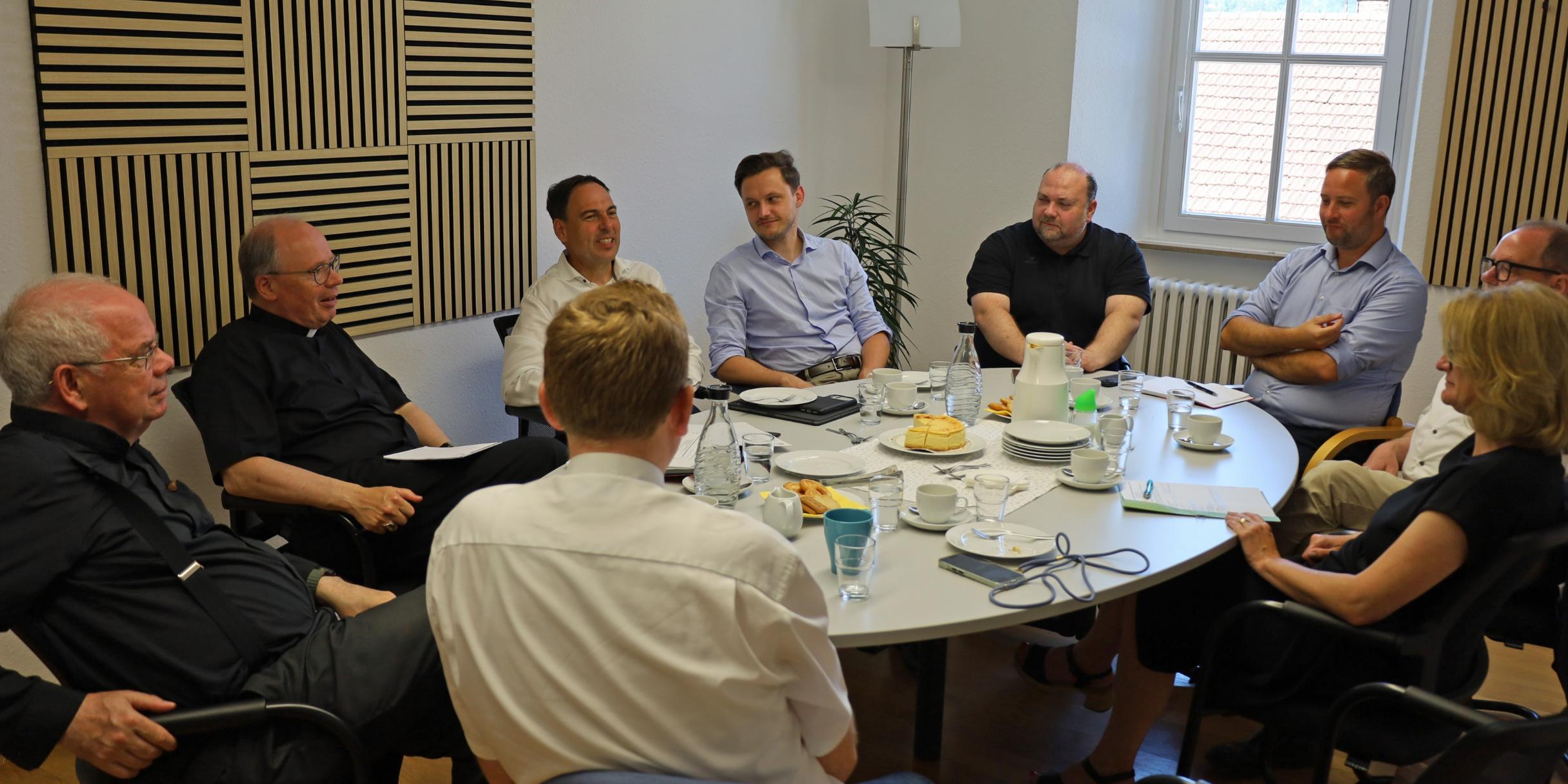 Mit den beiden kommunalen Vertretern sowie Bürgermeister Jürgen Dixius, der Beigeordneten Simone Thiel, und den weiteren Leitungsteammitgliedern, Dekan Georg Goeres, Timo Wacht und Thomas Lessinger, traf sich der Bischof zum Austausch.