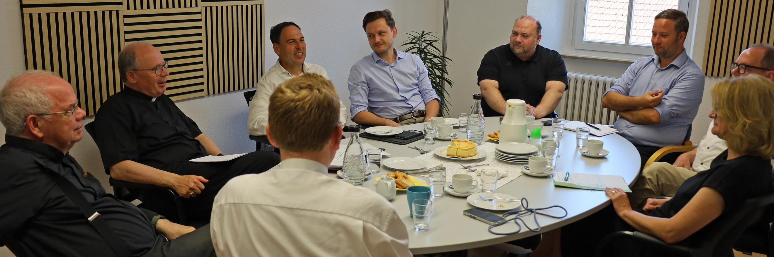 Bischof besucht Konzer Tafel und trifft Kommunalpolitiker