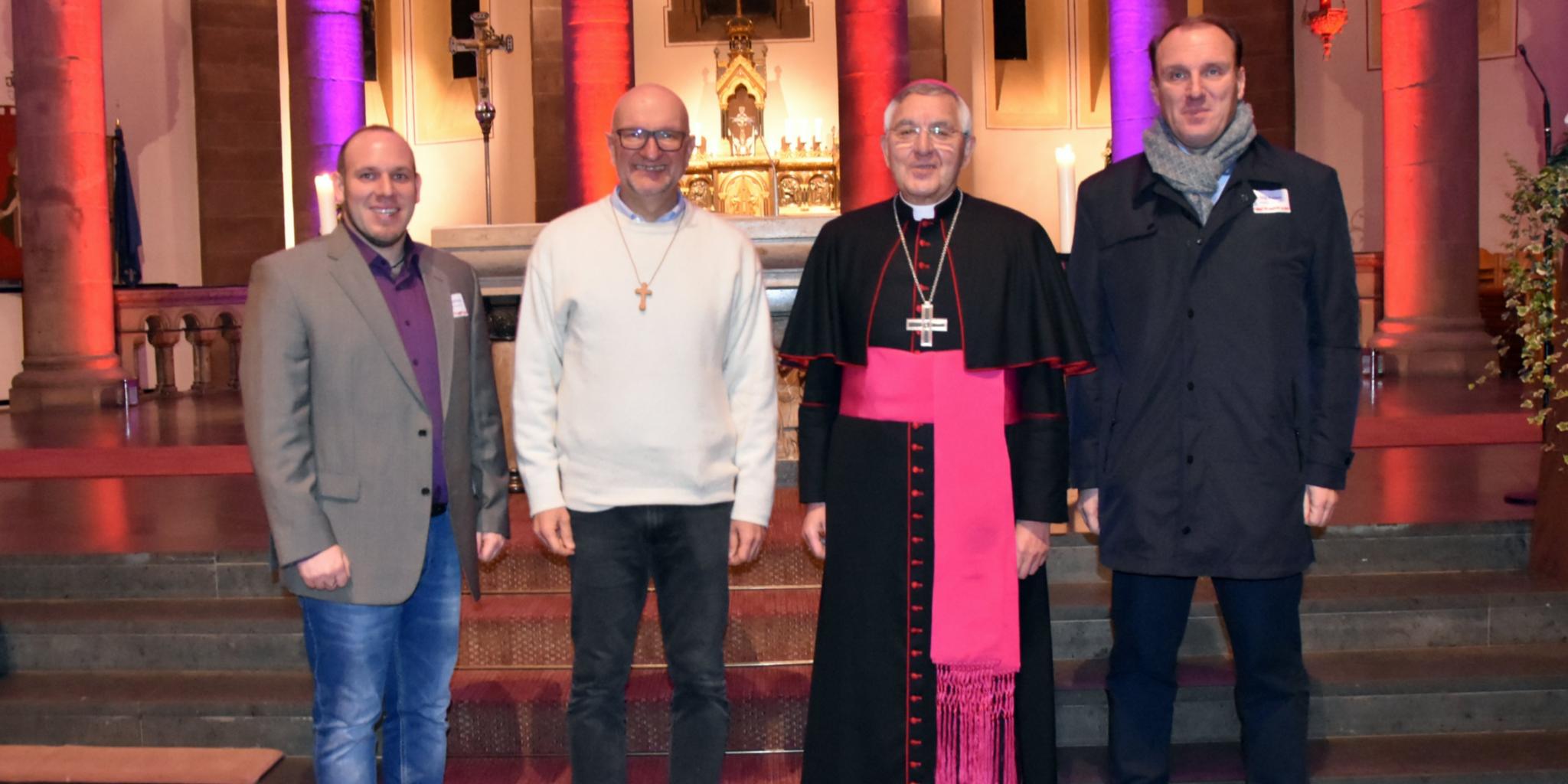 Simon Hoffmann, Dekan Olaf Harig, Weihbischof Franz Josef Gebert und Jörg Sonnet.
