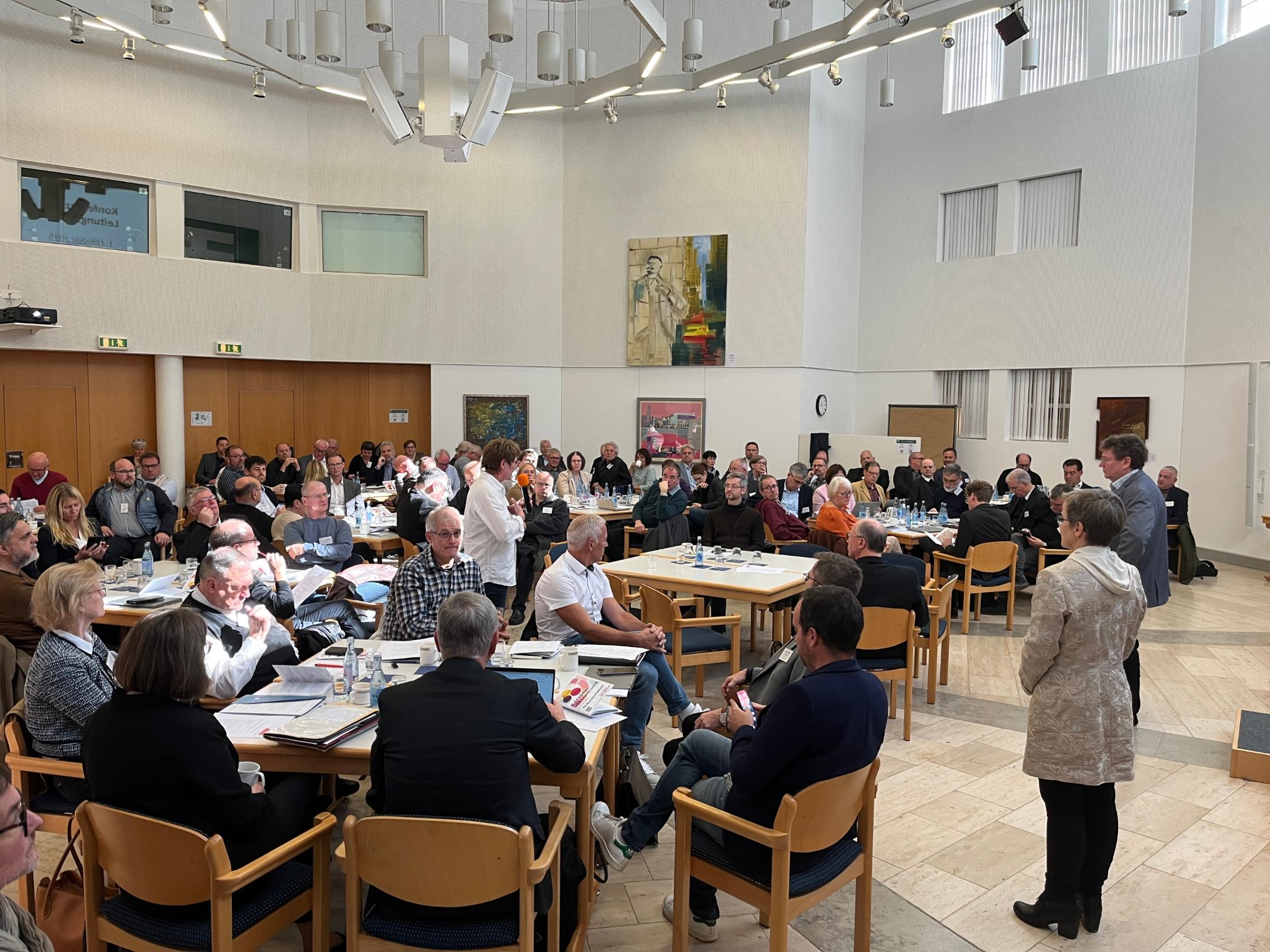 Ute Engelskirchen und Frank Kilian (rechts im Bild) moderierten die Konferenz.
