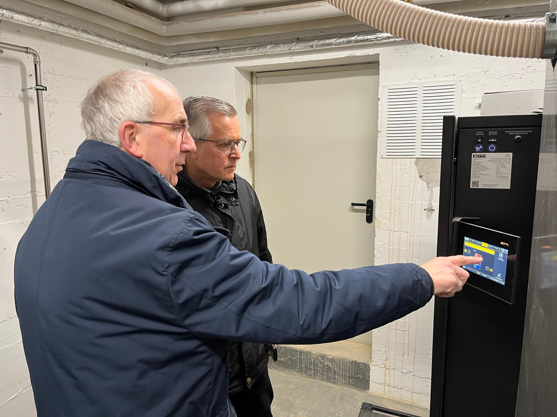 ... beim Kontrollieren der Pellet-Heizung