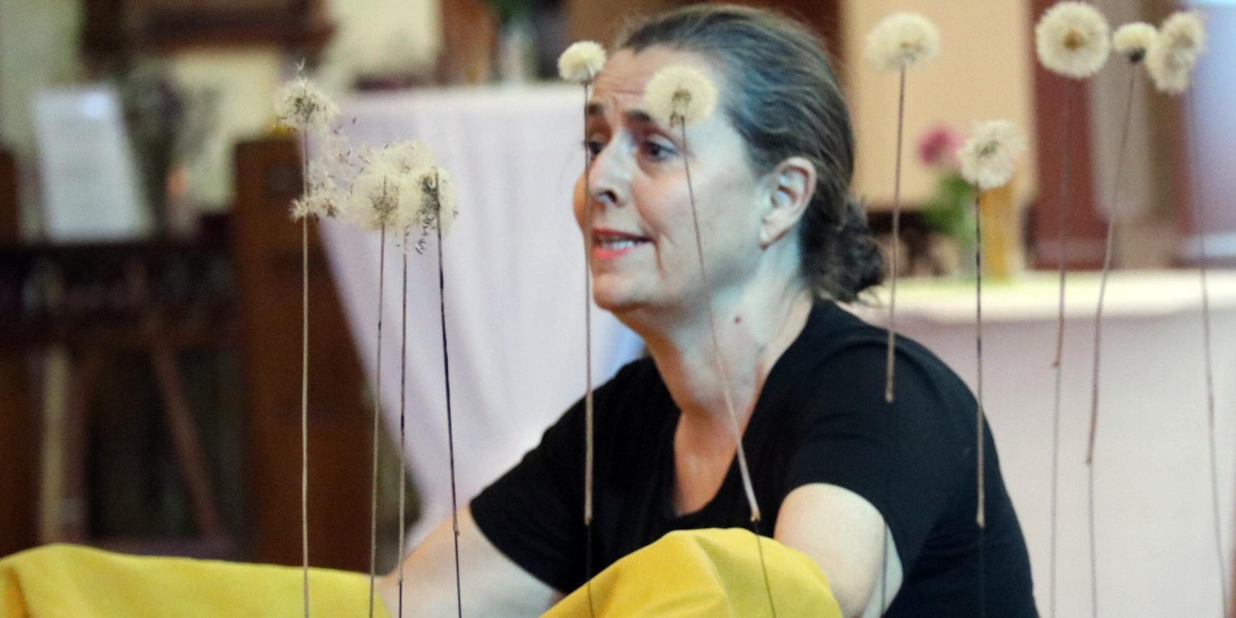 Zum Abschluss der Ausstellungszeit gab es im Sonntagsgottesdienst eine Performance der Schweizer Künstlerin Nadine Seeger nach den Lesungstexten in der Heilig-Kreuz-Kirche Bad Kreuznach.