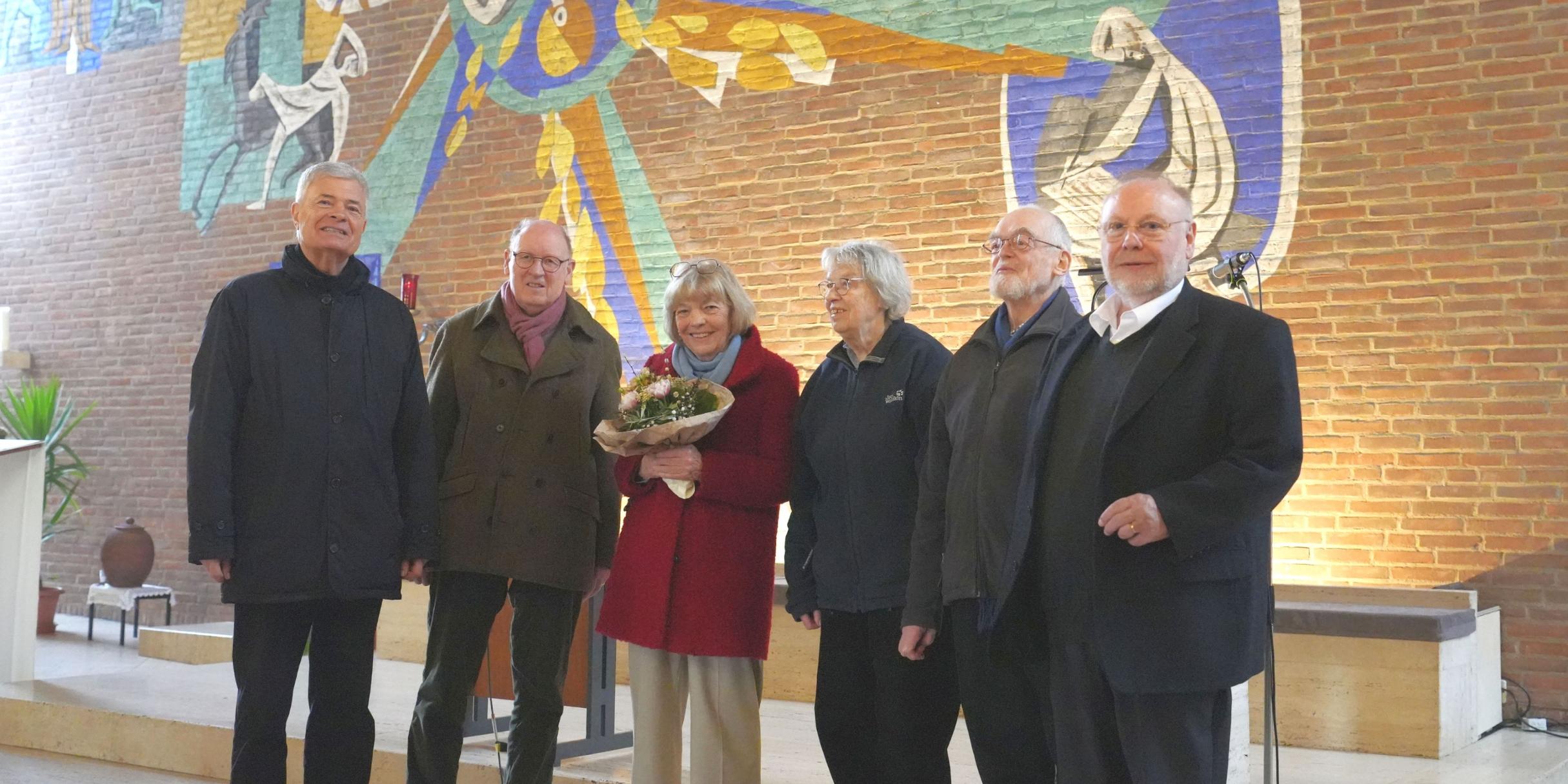 Vor der von Werner Persy gestalteten Altarwand in der Kirche St. Paul: Dr. Hermann Kleber, Wolfram Viertelhaus, Monica Persy, Monika und Ernst-Peter Thielen sowie Dieter Burgard (von links).