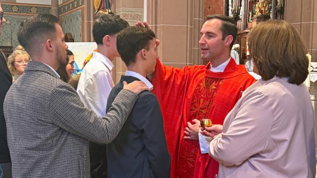 Peter Zillgen firmt Jugendlichen mit dem Chrisam-Öl