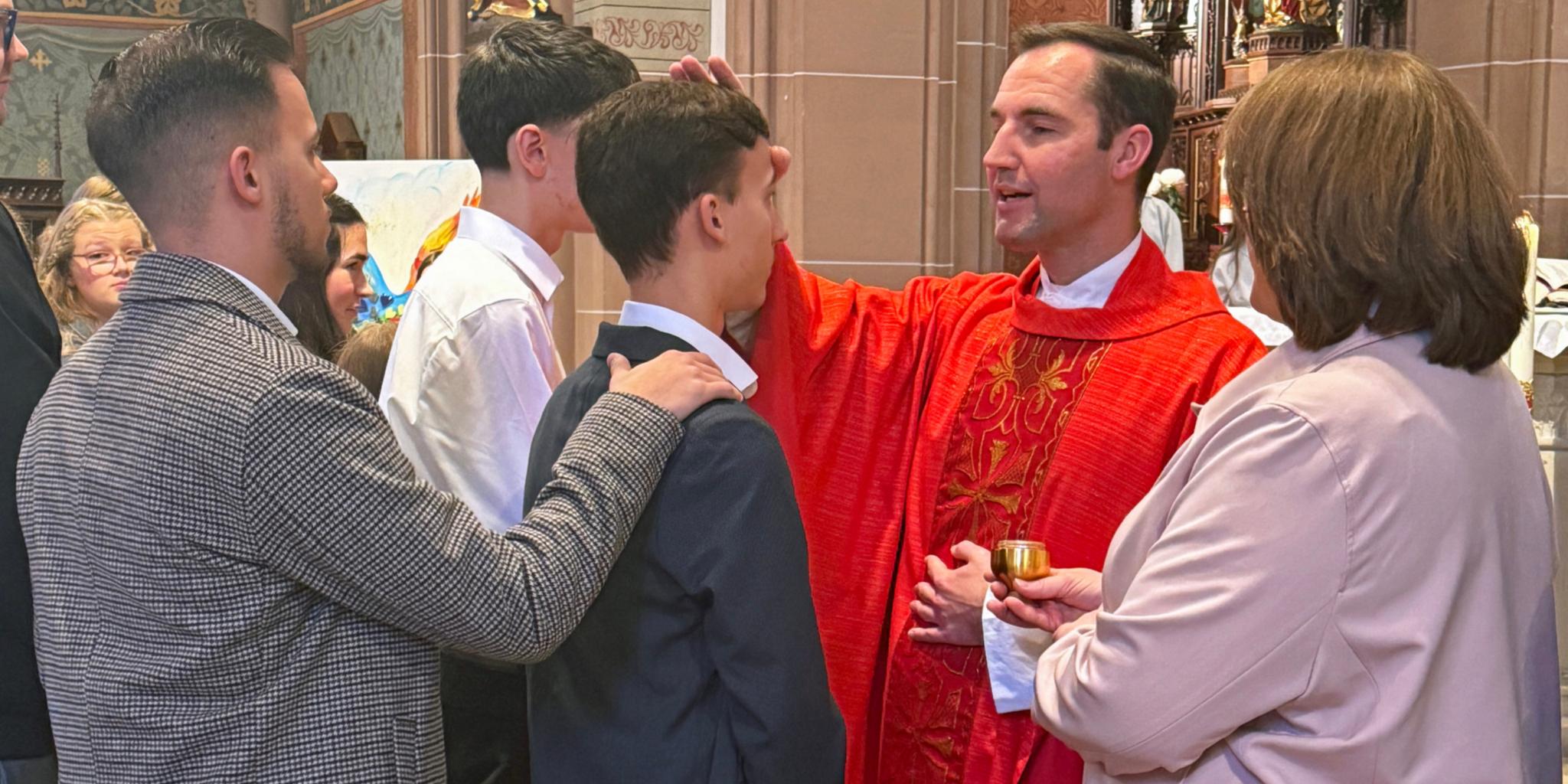 Peter Zillgen spendet Jugendlichen das Firmsakrament und salbt sie mit Chrisamöl (Archivfoto aus 2025)