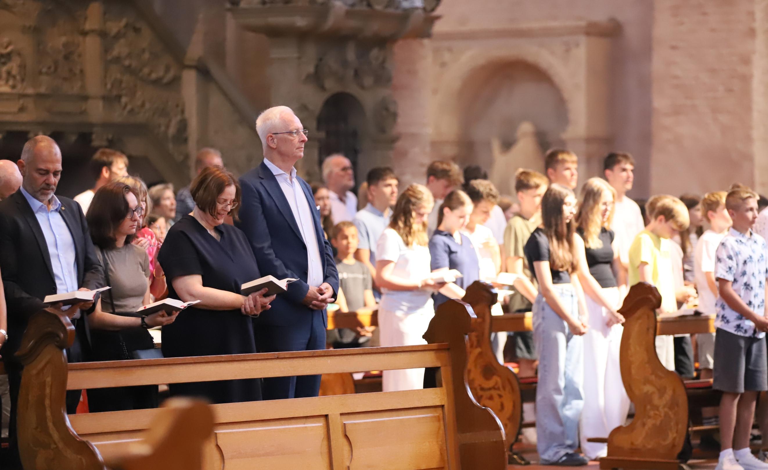 Den Gottesdienst feierten auch Triers Oberbürgermeister Leibe und Messdiener*innen aus der Pfarrei Herz Jesu Brohltal mit.