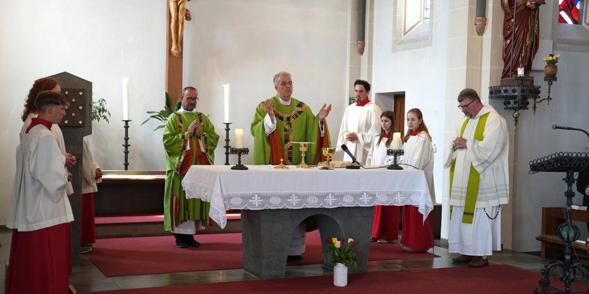 Die letzte Heilige Messe in Dörbach feiert Weihbischof Jörg Michael Peters (Mitte) mit der Gemeinde.