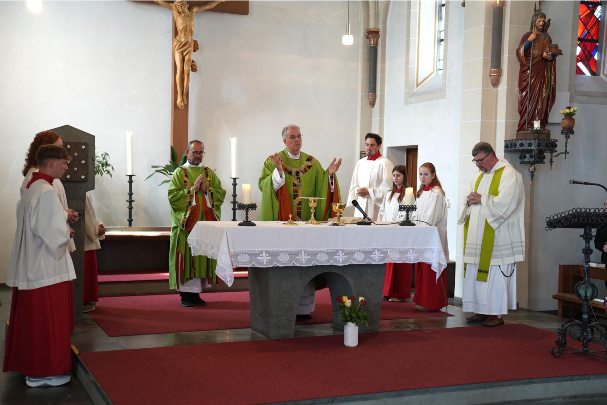 Die letzte Heilige Messe in Dörbach feiert Weihbischof Jörg Michael Peters (Mitte) mit der Gemeinde.