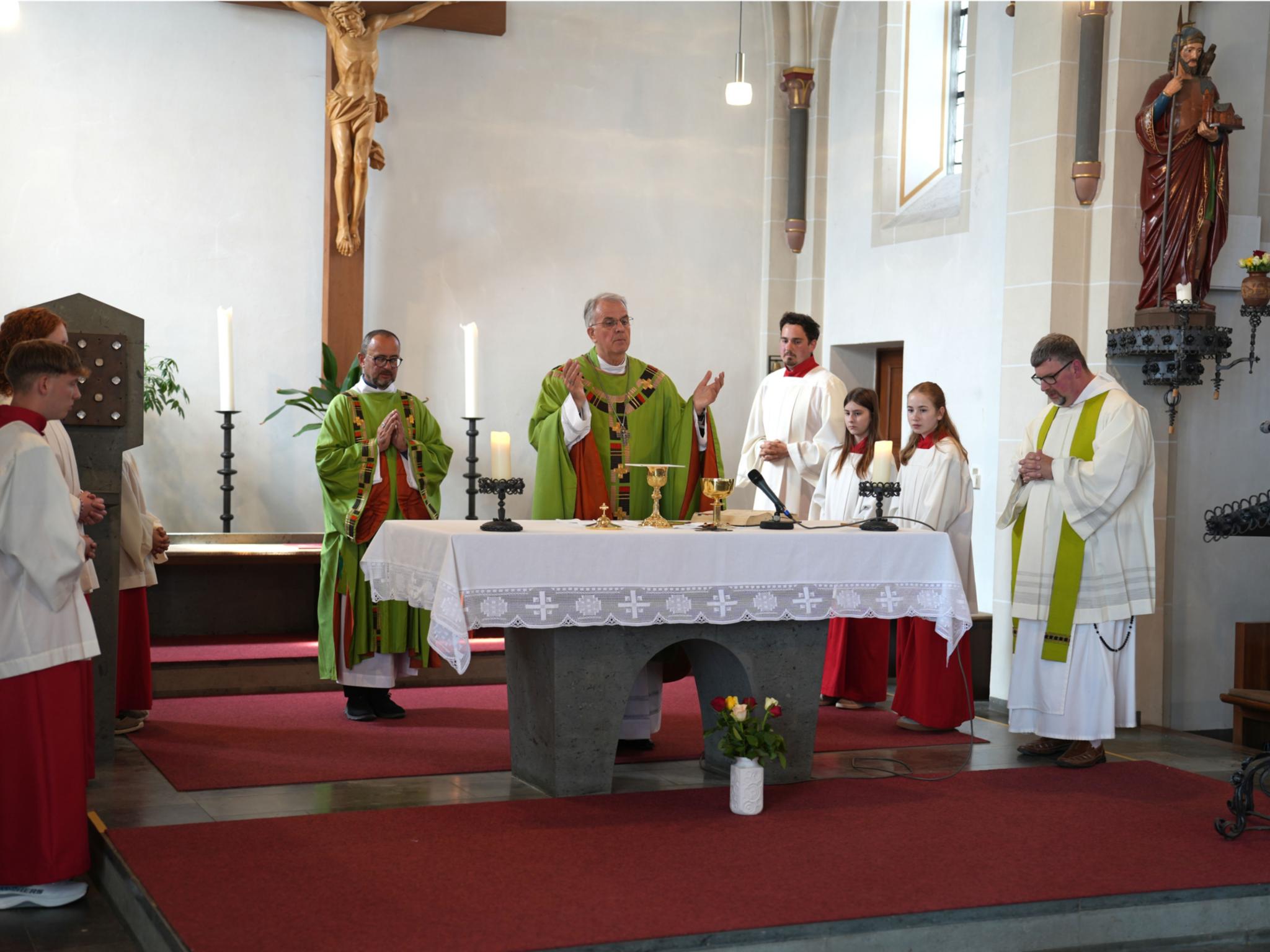 Die letzte Heilige Messe in Dörbach feiert Weihbischof Jörg Michael Peters (Mitte) mit der Gemeinde.