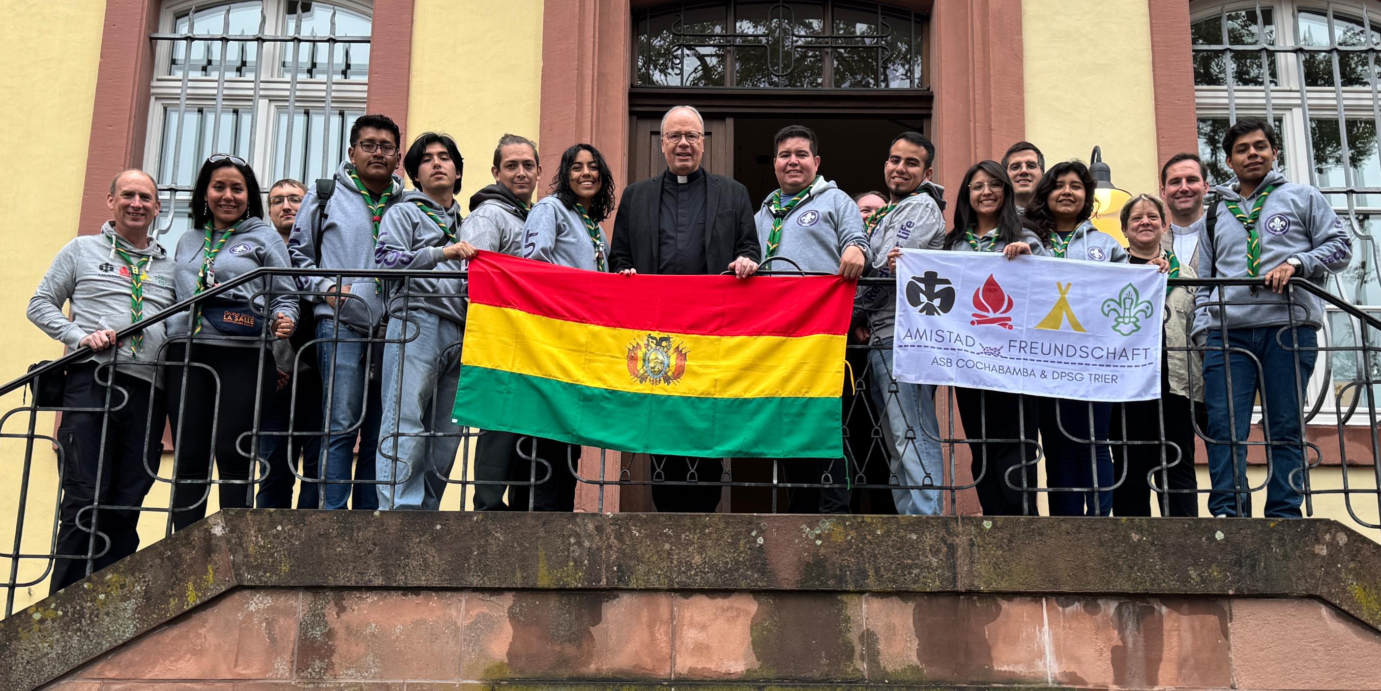 Pfadfinder aus Bolivien sowie der DPSG mit Bischof Stephan Ackermann