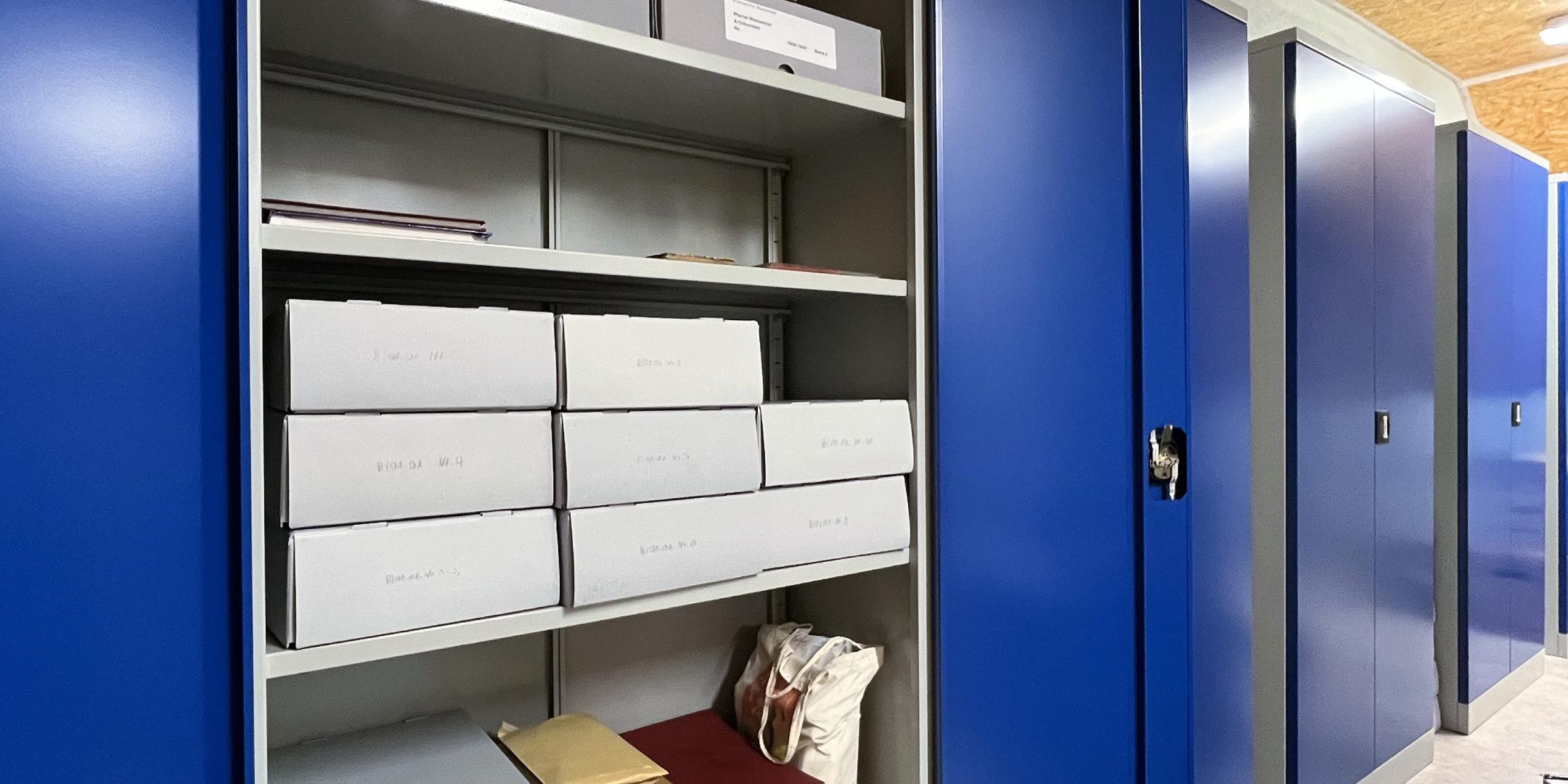 Die neuen Regale beinhalten säurefreie Archivkartons, in denen die verzeichneten Unterlagen nachhaltig gelagert werden.