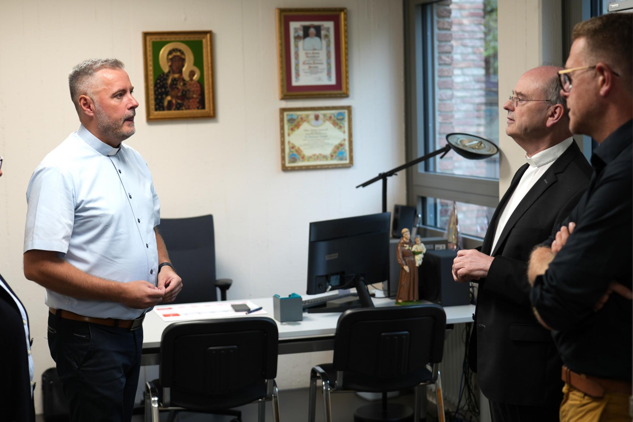 Pfarrer Tomasz Świątek von der Polnischen Katholischen Mission im Gespräch mit Weihbischof Robert Brahm