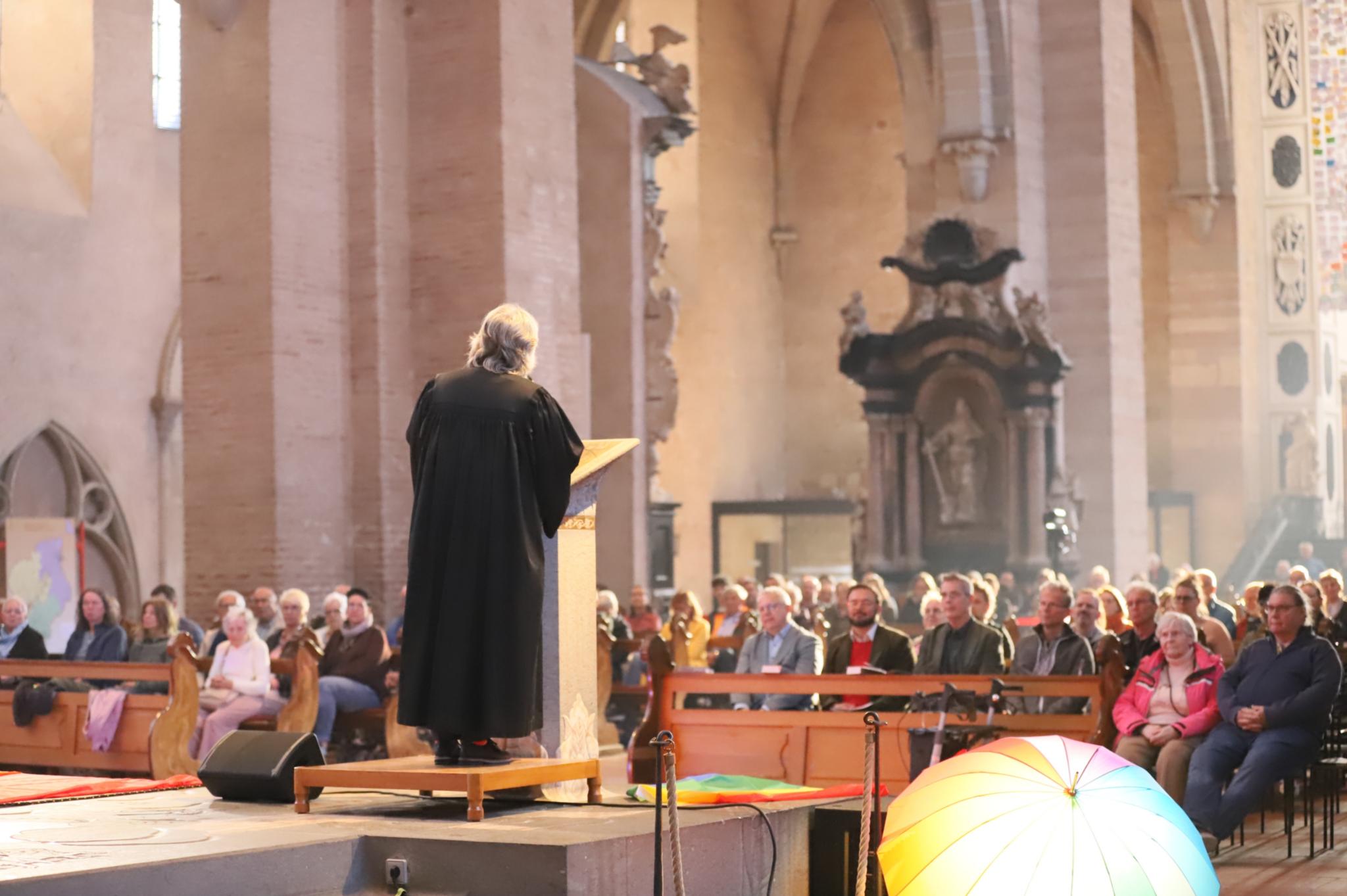 Pfarrerin Kluge bei der Predigt