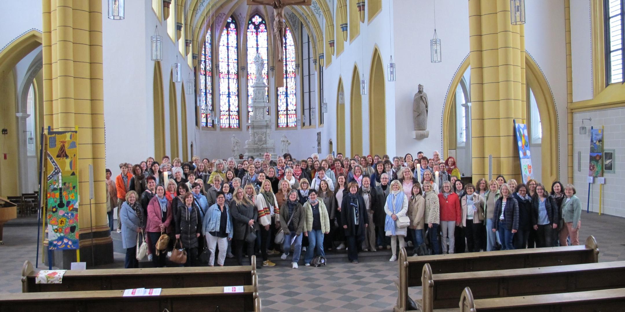 Gruppenfoto der Pfarrsekretärinnen und -sekretäre