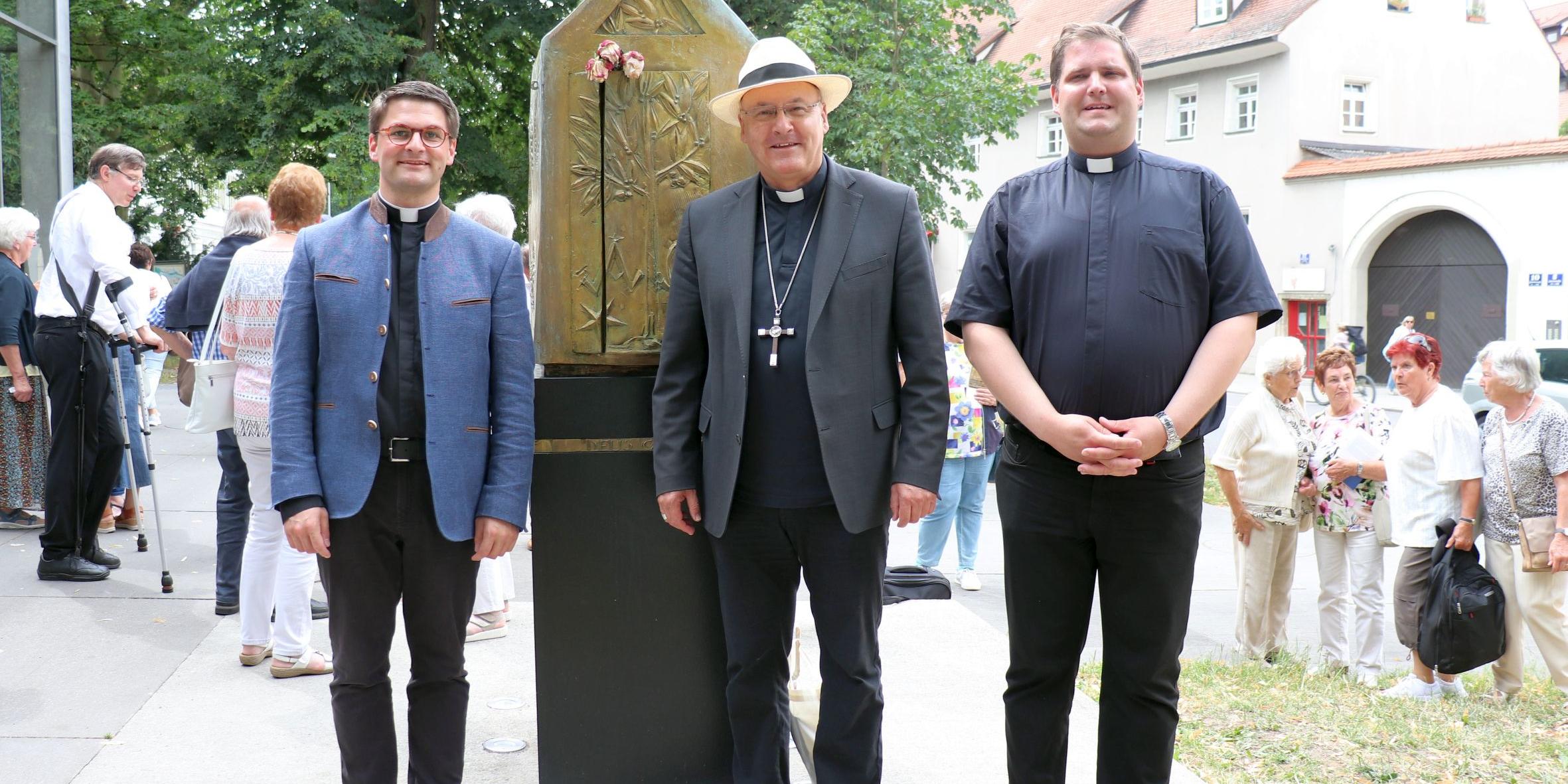 Der Regensburger Bischof Dr. Rudolf Voderholzer (Mitte) mit seinen ehemaligen Studenten Johannes Kerwer (rechts) und Kevin Schirra.