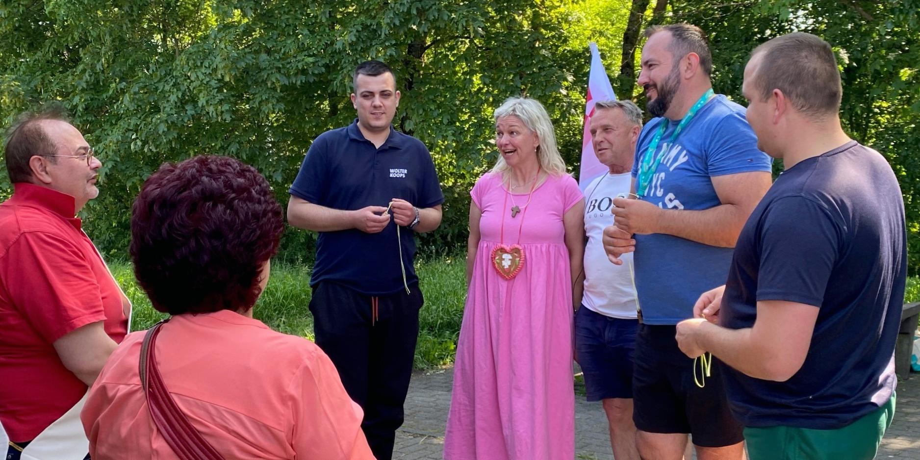 Die LKW-Fahrer freuen sich über das Gespräch und ein kleines Mitbringsel